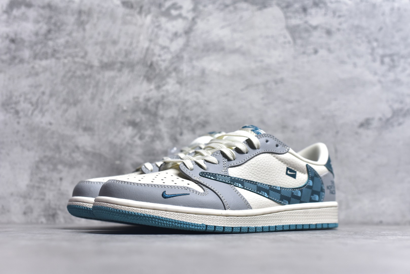 图片[2]-#Travis Scott x Fragment Design x Air Jordan 1 Low OG SP AJ1 北面联名 青方格勾 低帮文化休闲板鞋 LD2025-026 #多方联名合作融合了Travis Scott 独特的音乐风格，藤原浩个性的设计风格以及Jordan品牌的经典元素 使其成为一双具有独特身份和价值的鞋子 清新而立体的外观加上联名标识更突出了其独特身份 这种配色方案显示出活力和时尚感 在视觉上引人注目 鞋身的质感和细腻的细节处理使其显得高端而格调十足 这款“倒钩”联名是设计与创意完美结合 融合多方的个性风格是一款备受瞩目的潮流鞋款 尺码：36 36.5 37.5 38 38.5 39 40 40.5 41 42 42.5 43 44 44.5 45 9.E5-选品中心