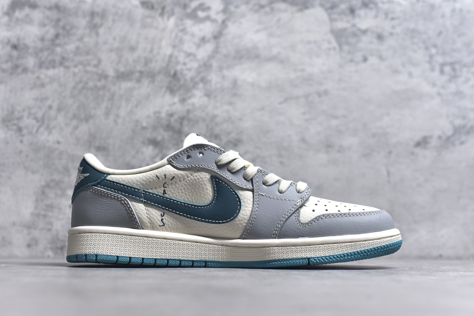 图片[3]-#Travis Scott x Fragment Design x Air Jordan 1 Low OG SP AJ1 北面联名 青方格勾 低帮文化休闲板鞋 LD2025-026 #多方联名合作融合了Travis Scott 独特的音乐风格，藤原浩个性的设计风格以及Jordan品牌的经典元素 使其成为一双具有独特身份和价值的鞋子 清新而立体的外观加上联名标识更突出了其独特身份 这种配色方案显示出活力和时尚感 在视觉上引人注目 鞋身的质感和细腻的细节处理使其显得高端而格调十足 这款“倒钩”联名是设计与创意完美结合 融合多方的个性风格是一款备受瞩目的潮流鞋款 尺码：36 36.5 37.5 38 38.5 39 40 40.5 41 42 42.5 43 44 44.5 45 9.E5-选品中心