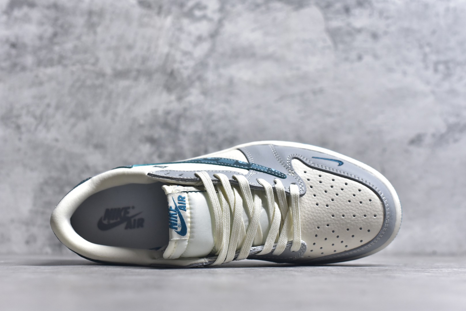 图片[4]-#Travis Scott x Fragment Design x Air Jordan 1 Low OG SP AJ1 北面联名 青方格勾 低帮文化休闲板鞋 LD2025-026 #多方联名合作融合了Travis Scott 独特的音乐风格，藤原浩个性的设计风格以及Jordan品牌的经典元素 使其成为一双具有独特身份和价值的鞋子 清新而立体的外观加上联名标识更突出了其独特身份 这种配色方案显示出活力和时尚感 在视觉上引人注目 鞋身的质感和细腻的细节处理使其显得高端而格调十足 这款“倒钩”联名是设计与创意完美结合 融合多方的个性风格是一款备受瞩目的潮流鞋款 尺码：36 36.5 37.5 38 38.5 39 40 40.5 41 42 42.5 43 44 44.5 45 9.E5-选品中心