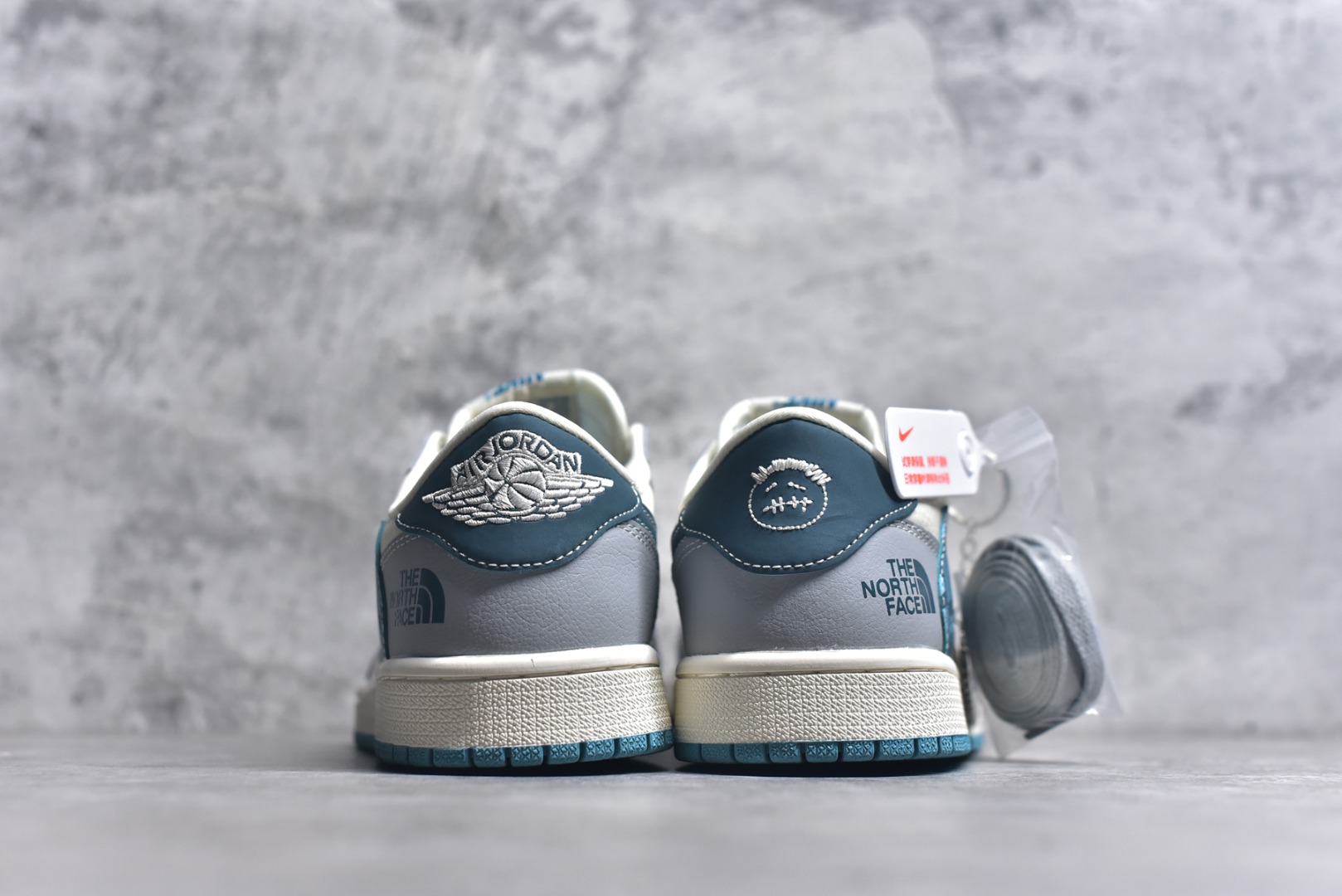 图片[5]-#Travis Scott x Fragment Design x Air Jordan 1 Low OG SP AJ1 北面联名 青方格勾 低帮文化休闲板鞋 LD2025-026 #多方联名合作融合了Travis Scott 独特的音乐风格，藤原浩个性的设计风格以及Jordan品牌的经典元素 使其成为一双具有独特身份和价值的鞋子 清新而立体的外观加上联名标识更突出了其独特身份 这种配色方案显示出活力和时尚感 在视觉上引人注目 鞋身的质感和细腻的细节处理使其显得高端而格调十足 这款“倒钩”联名是设计与创意完美结合 融合多方的个性风格是一款备受瞩目的潮流鞋款 尺码：36 36.5 37.5 38 38.5 39 40 40.5 41 42 42.5 43 44 44.5 45 9.E5-选品中心
