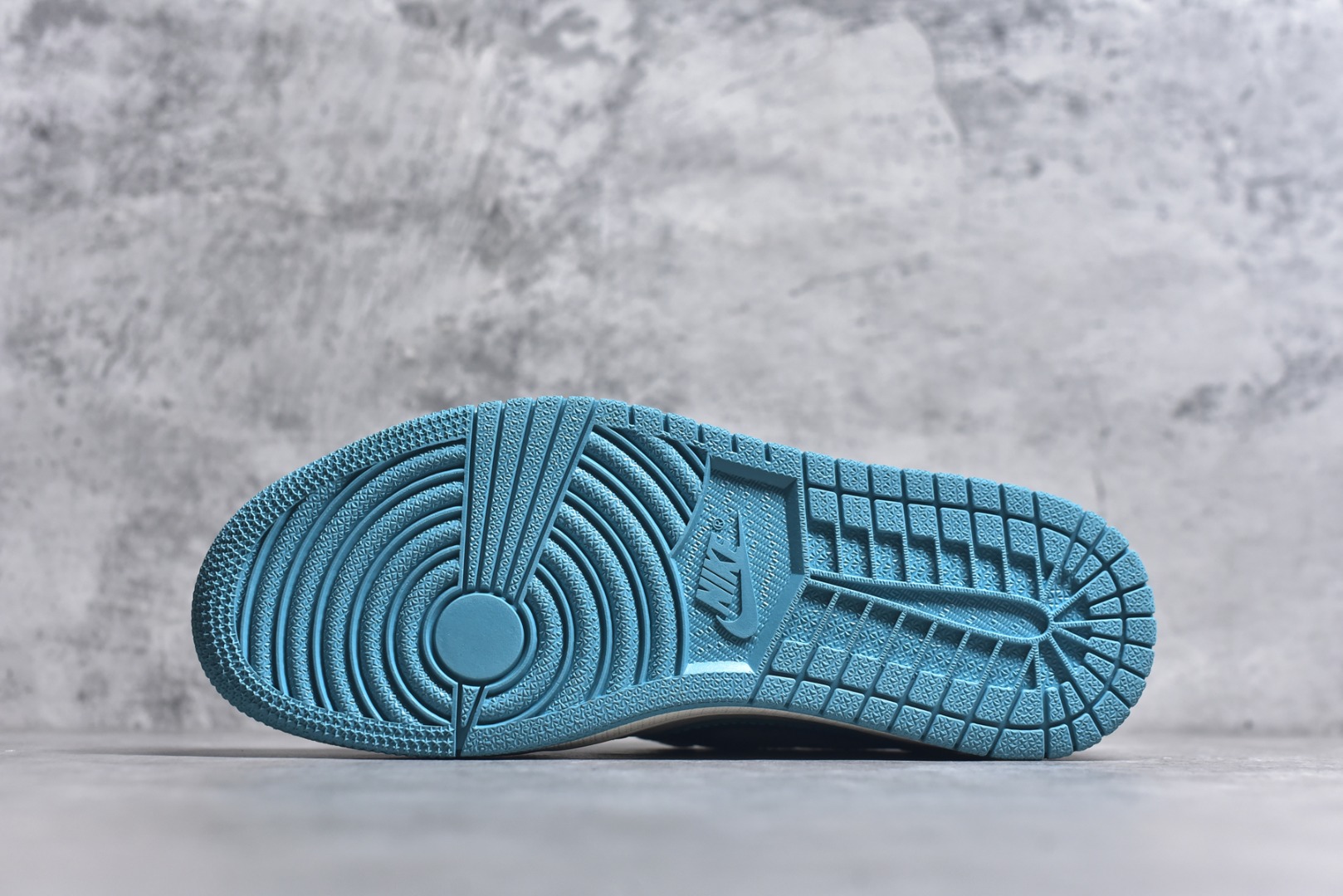 图片[6]-#Travis Scott x Fragment Design x Air Jordan 1 Low OG SP AJ1 北面联名 青方格勾 低帮文化休闲板鞋 LD2025-026 #多方联名合作融合了Travis Scott 独特的音乐风格，藤原浩个性的设计风格以及Jordan品牌的经典元素 使其成为一双具有独特身份和价值的鞋子 清新而立体的外观加上联名标识更突出了其独特身份 这种配色方案显示出活力和时尚感 在视觉上引人注目 鞋身的质感和细腻的细节处理使其显得高端而格调十足 这款“倒钩”联名是设计与创意完美结合 融合多方的个性风格是一款备受瞩目的潮流鞋款 尺码：36 36.5 37.5 38 38.5 39 40 40.5 41 42 42.5 43 44 44.5 45 9.E5-选品中心