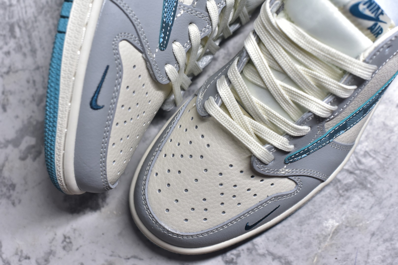 图片[8]-#Travis Scott x Fragment Design x Air Jordan 1 Low OG SP AJ1 北面联名 青方格勾 低帮文化休闲板鞋 LD2025-026 #多方联名合作融合了Travis Scott 独特的音乐风格，藤原浩个性的设计风格以及Jordan品牌的经典元素 使其成为一双具有独特身份和价值的鞋子 清新而立体的外观加上联名标识更突出了其独特身份 这种配色方案显示出活力和时尚感 在视觉上引人注目 鞋身的质感和细腻的细节处理使其显得高端而格调十足 这款“倒钩”联名是设计与创意完美结合 融合多方的个性风格是一款备受瞩目的潮流鞋款 尺码：36 36.5 37.5 38 38.5 39 40 40.5 41 42 42.5 43 44 44.5 45 9.E5-选品中心