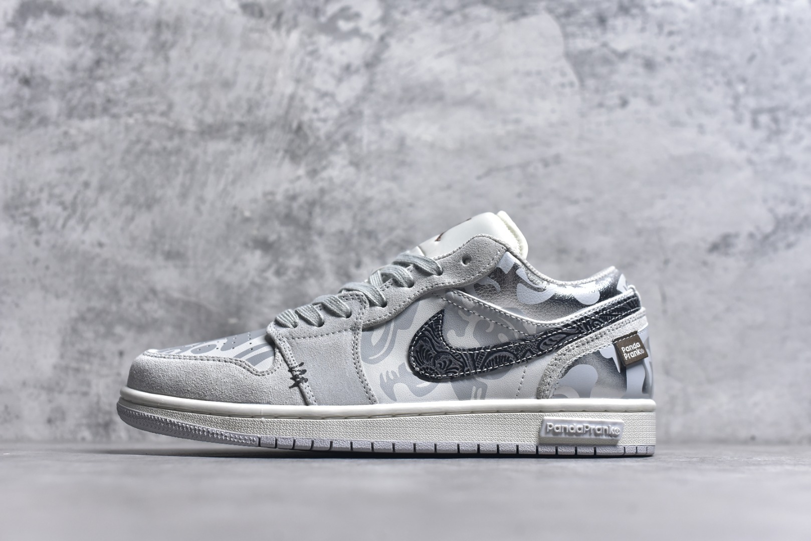 #Air Jordan 1 Low AJ1 乔1 熊猫恶作剧 CNY 游龙则灵 臻于至善 低帮休闲板鞋 HF1567-200 #配色鞋身整体采用专属颜料重新喷涂。特殊原创设计图标涂鸦装饰，添加潮流元素效果喷涂点缀。 尺码：35.5 36 36.5 37.5 38 38.5 39 40 40.5 41 42 42.5 43 44 44.5 45 46 47.5 9.E5-选品中心