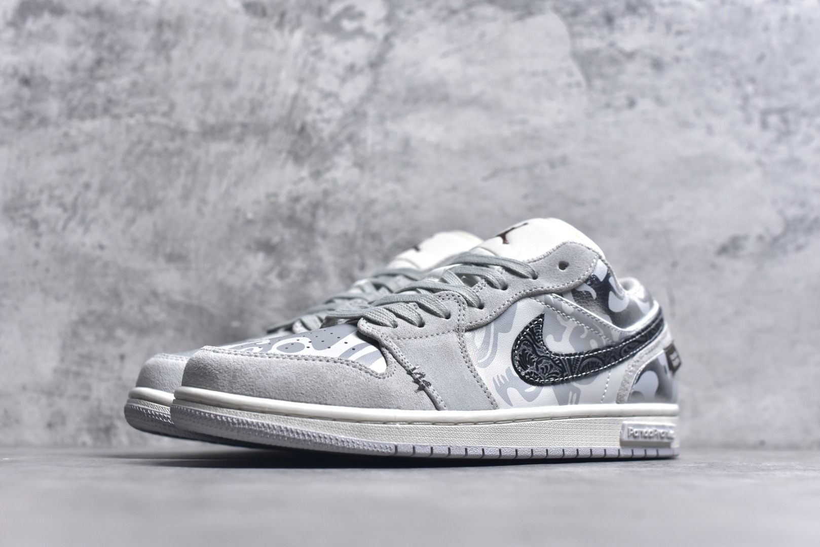 图片[2]-#Air Jordan 1 Low AJ1 乔1 熊猫恶作剧 CNY 游龙则灵 臻于至善 低帮休闲板鞋 HF1567-200 #配色鞋身整体采用专属颜料重新喷涂。特殊原创设计图标涂鸦装饰，添加潮流元素效果喷涂点缀。 尺码：35.5 36 36.5 37.5 38 38.5 39 40 40.5 41 42 42.5 43 44 44.5 45 46 47.5 9.E5-选品中心