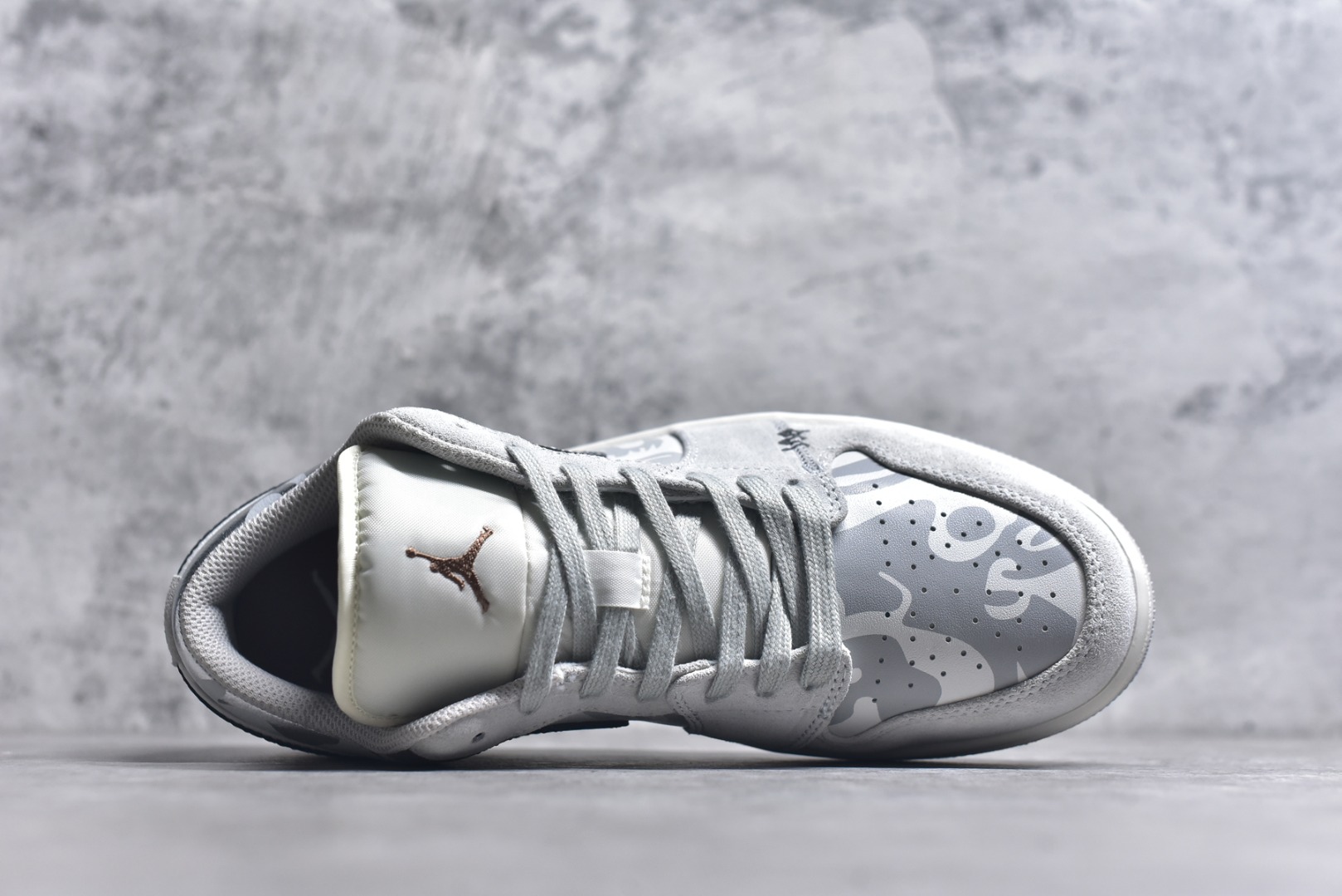 图片[4]-#Air Jordan 1 Low AJ1 乔1 熊猫恶作剧 CNY 游龙则灵 臻于至善 低帮休闲板鞋 HF1567-200 #配色鞋身整体采用专属颜料重新喷涂。特殊原创设计图标涂鸦装饰，添加潮流元素效果喷涂点缀。 尺码：35.5 36 36.5 37.5 38 38.5 39 40 40.5 41 42 42.5 43 44 44.5 45 46 47.5 9.E5-选品中心