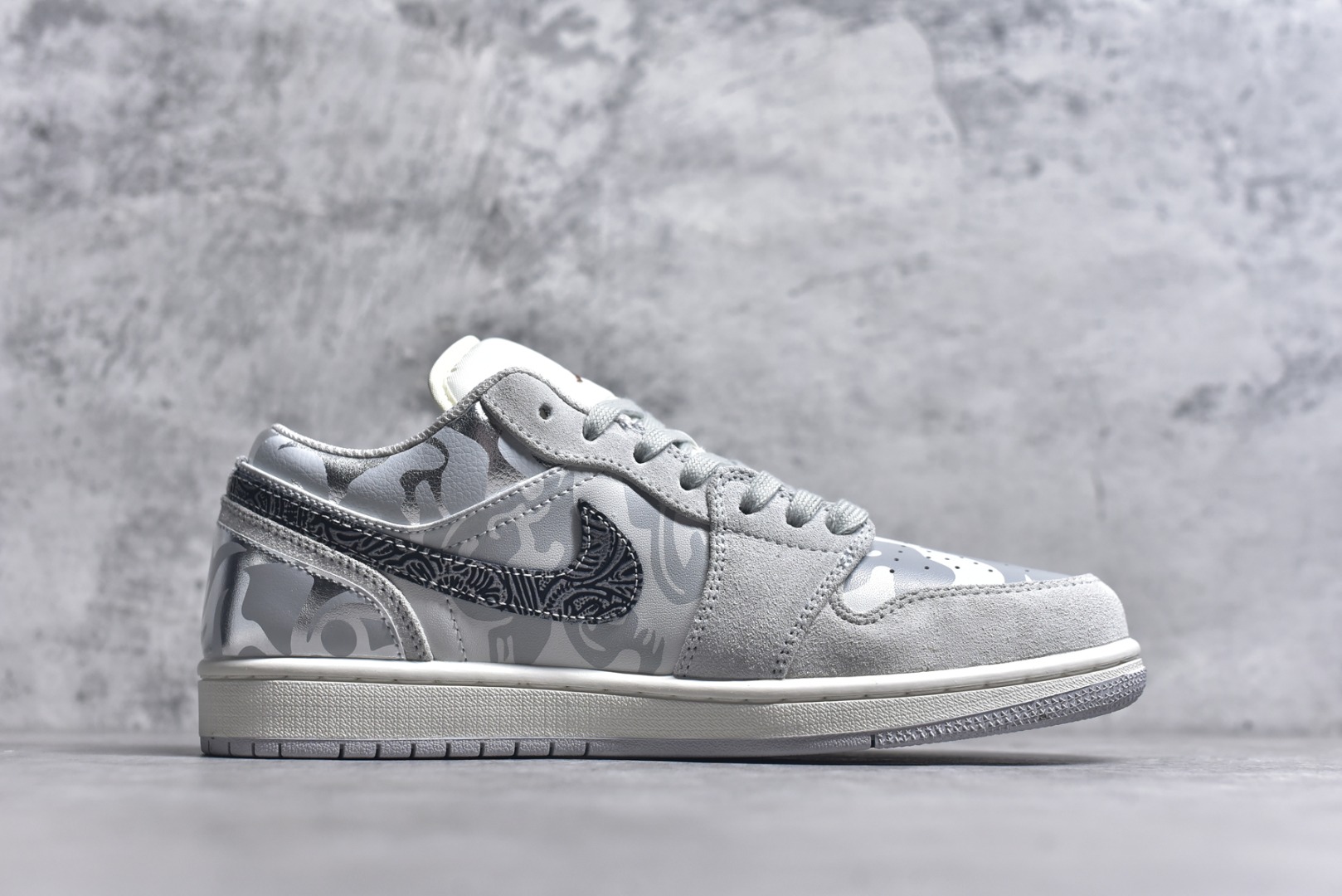 图片[3]-#Air Jordan 1 Low AJ1 乔1 熊猫恶作剧 CNY 游龙则灵 臻于至善 低帮休闲板鞋 HF1567-200 #配色鞋身整体采用专属颜料重新喷涂。特殊原创设计图标涂鸦装饰，添加潮流元素效果喷涂点缀。 尺码：35.5 36 36.5 37.5 38 38.5 39 40 40.5 41 42 42.5 43 44 44.5 45 46 47.5 9.E5-选品中心