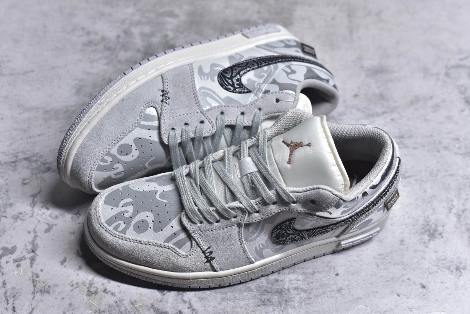 图片[7]-#Air Jordan 1 Low AJ1 乔1 熊猫恶作剧 CNY 游龙则灵 臻于至善 低帮休闲板鞋 HF1567-200 #配色鞋身整体采用专属颜料重新喷涂。特殊原创设计图标涂鸦装饰，添加潮流元素效果喷涂点缀。 尺码：35.5 36 36.5 37.5 38 38.5 39 40 40.5 41 42 42.5 43 44 44.5 45 46 47.5 9.E5-选品中心