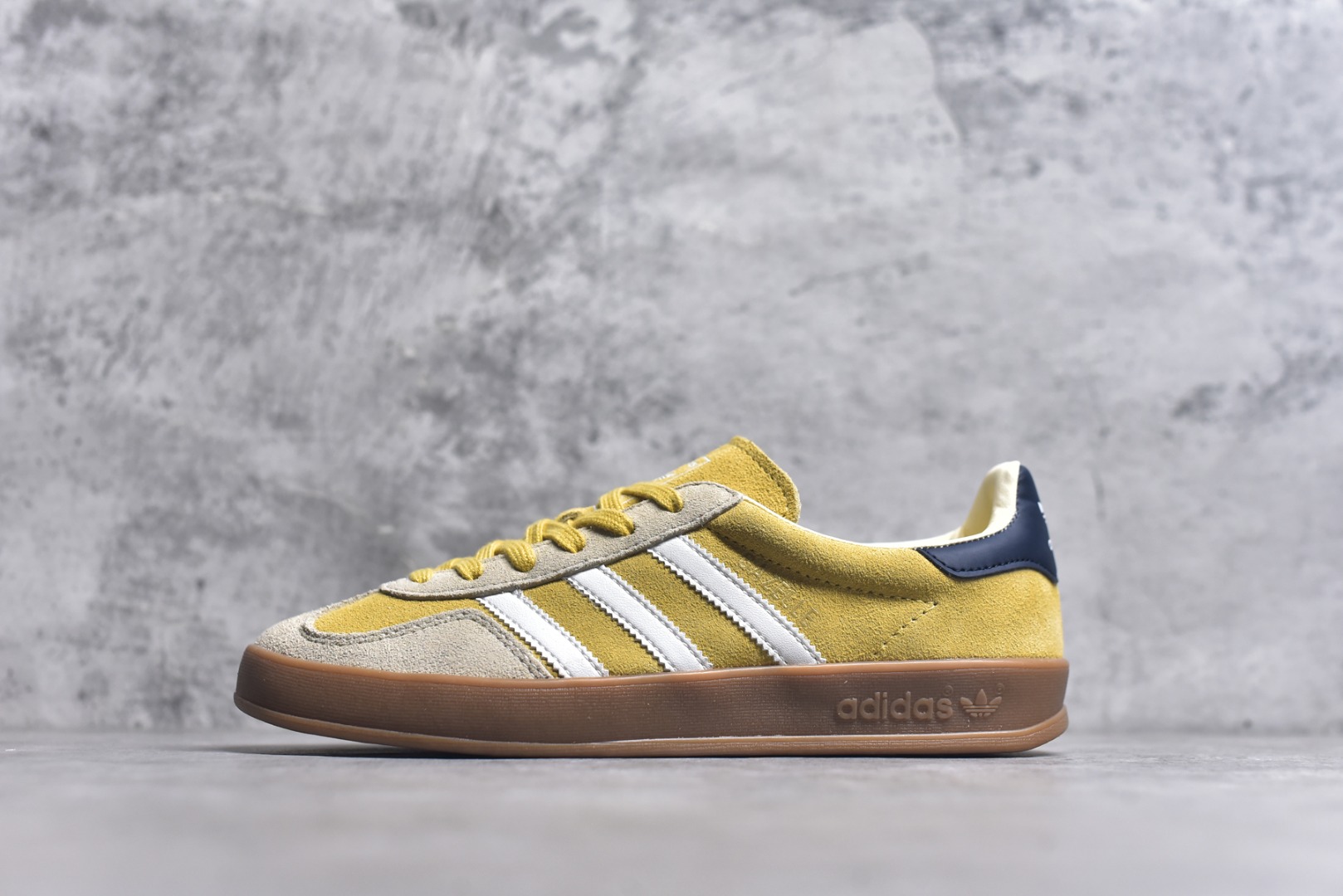 #AD Gazelle Indoor Trainers 羚羊内训系列低帮复古百搭休闲运动德训风板鞋 JI3523 90年代经典的复刻版！自60年代以足球训练鞋面世以来,Gazelle就以其经典设计席卷全球。1991年版本的复刻,再造经典Gazelle。采用皮革打造,搭配浊色细节,让这款经典更加简约。尺码：35.5-45-选品中心