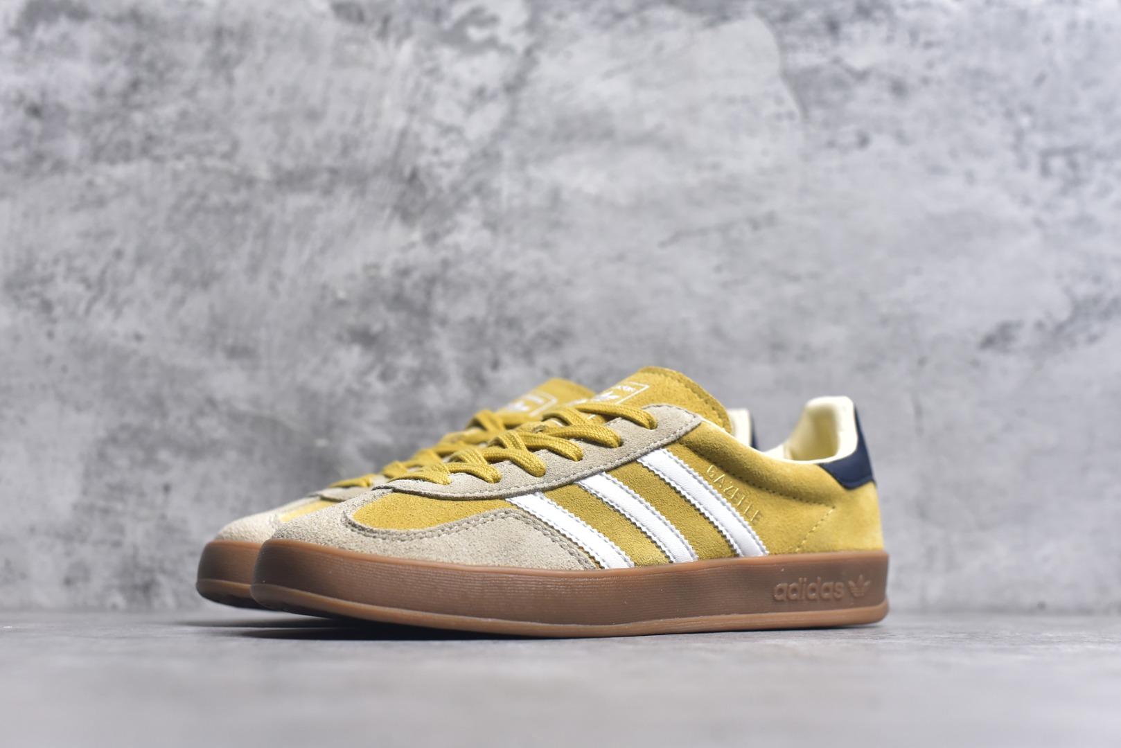 图片[2]-#AD Gazelle Indoor Trainers 羚羊内训系列低帮复古百搭休闲运动德训风板鞋 JI3523 90年代经典的复刻版！自60年代以足球训练鞋面世以来,Gazelle就以其经典设计席卷全球。1991年版本的复刻,再造经典Gazelle。采用皮革打造,搭配浊色细节,让这款经典更加简约。尺码：35.5-45-选品中心