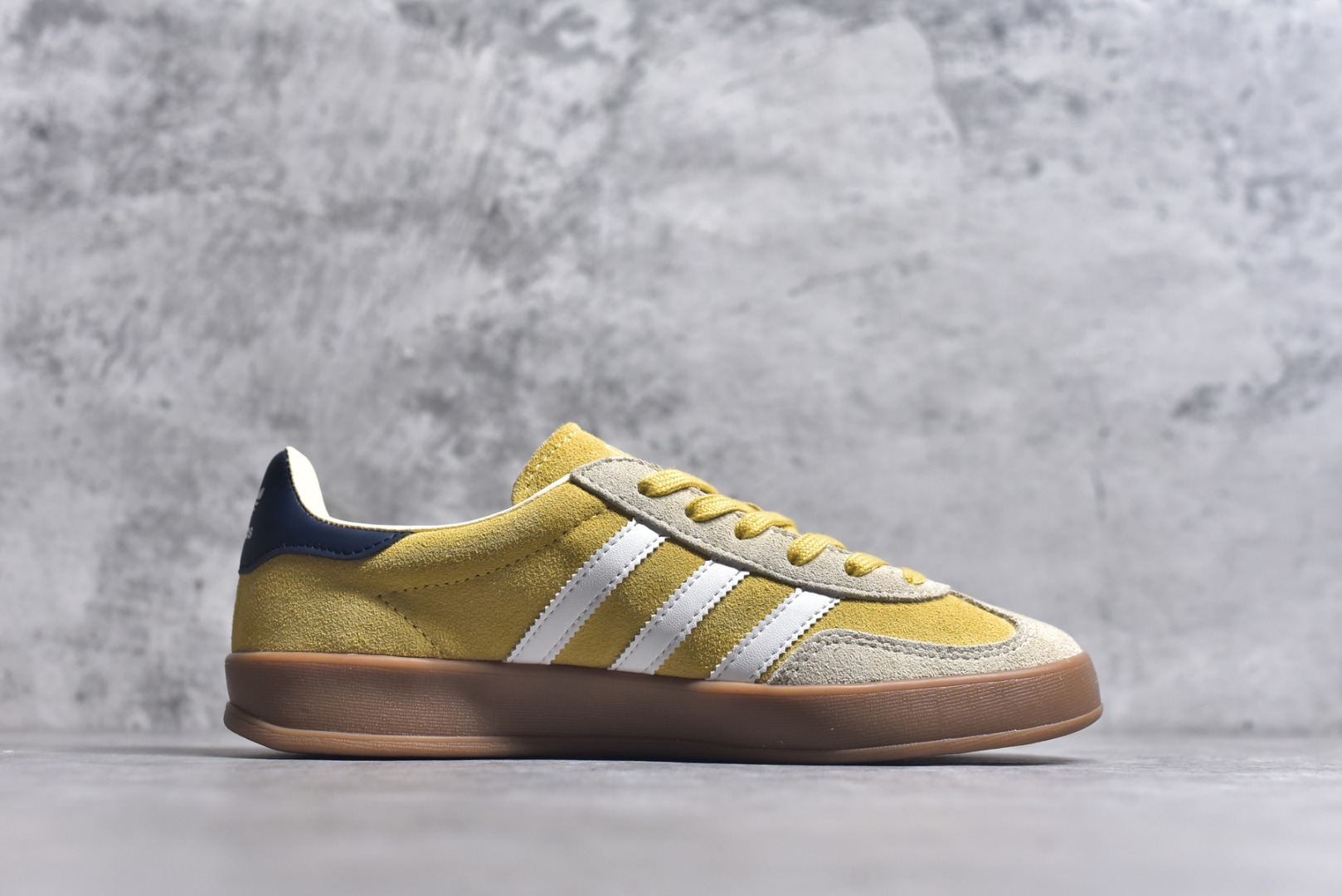 图片[3]-#AD Gazelle Indoor Trainers 羚羊内训系列低帮复古百搭休闲运动德训风板鞋 JI3523 90年代经典的复刻版！自60年代以足球训练鞋面世以来,Gazelle就以其经典设计席卷全球。1991年版本的复刻,再造经典Gazelle。采用皮革打造,搭配浊色细节,让这款经典更加简约。尺码：35.5-45-选品中心