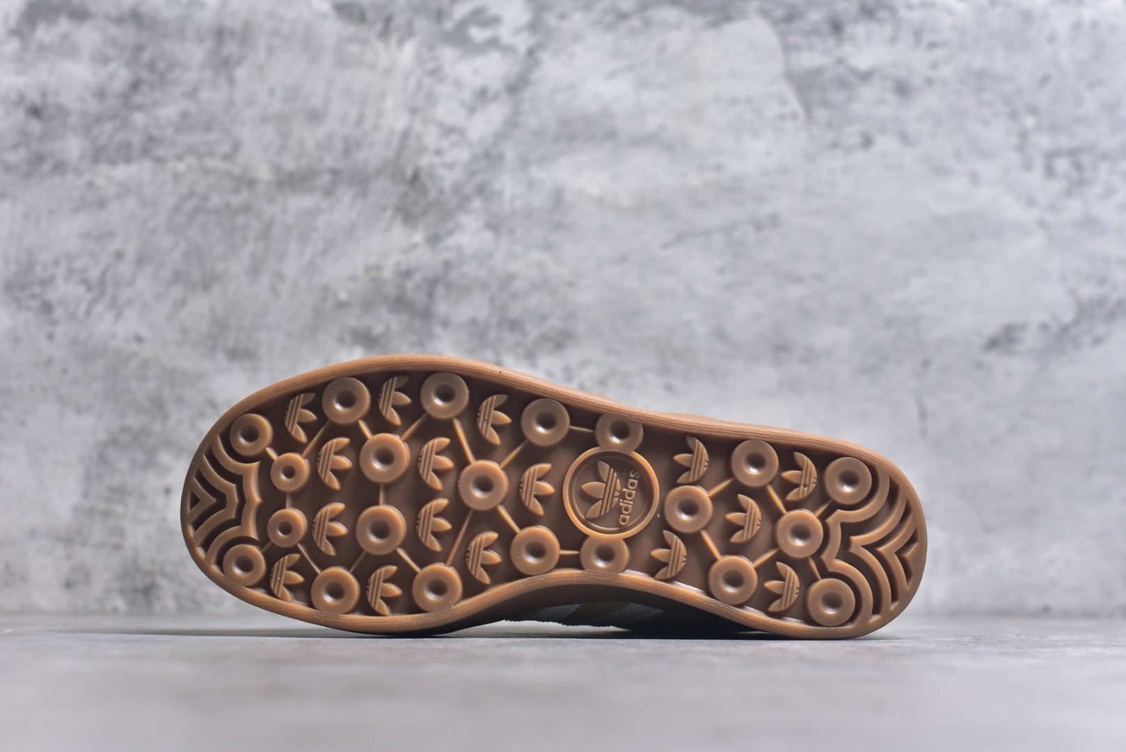 图片[6]-#AD Gazelle Indoor Trainers 羚羊内训系列低帮复古百搭休闲运动德训风板鞋 JI3523 90年代经典的复刻版！自60年代以足球训练鞋面世以来,Gazelle就以其经典设计席卷全球。1991年版本的复刻,再造经典Gazelle。采用皮革打造,搭配浊色细节,让这款经典更加简约。尺码：35.5-45-选品中心