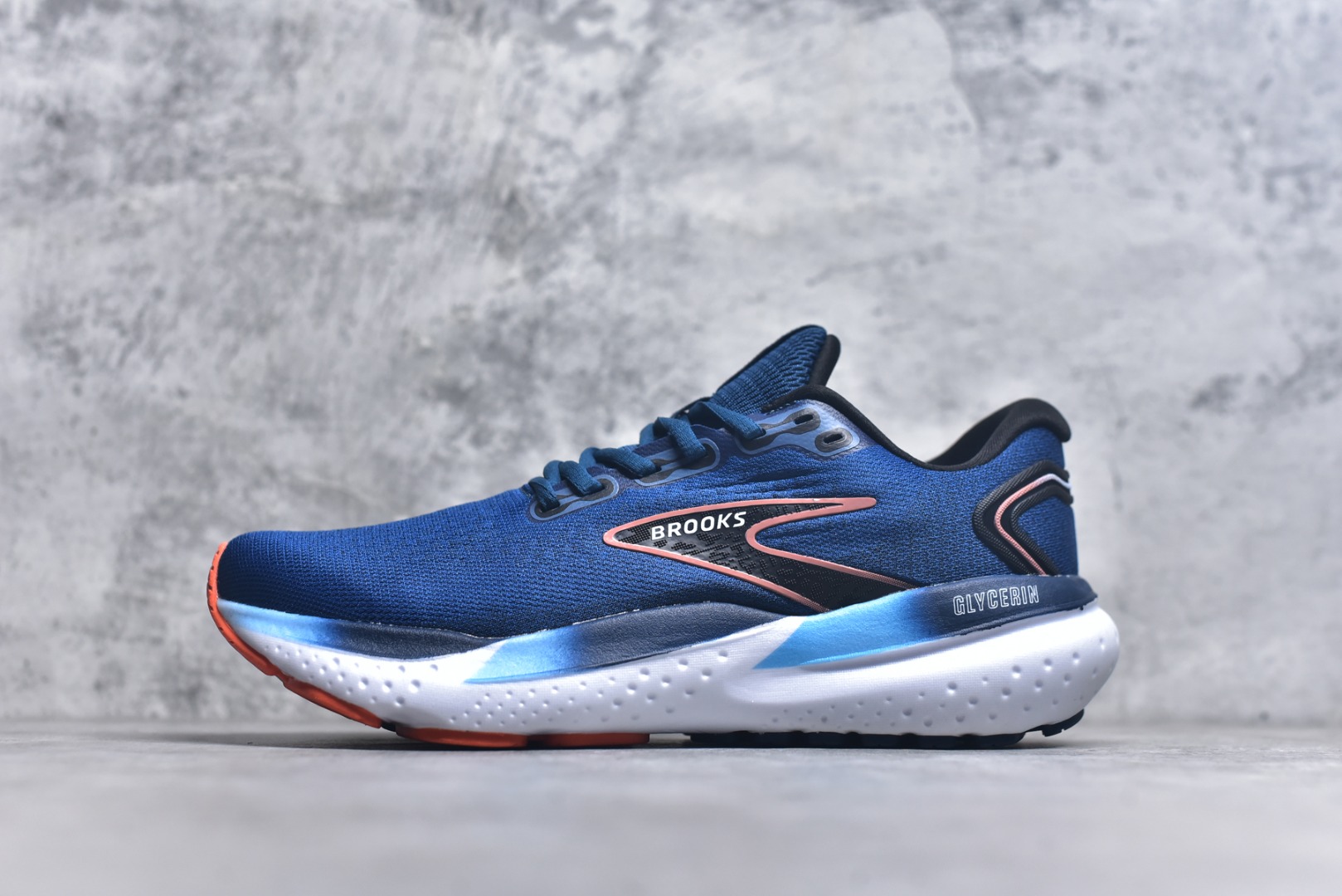 #BROOKS 布鲁克斯 男女子专业缓震跑步鞋Glycerin甘油21运动厚底增高老爹鞋。特别适合大体重和低足弓跑者。相比前一代，21GT的中底略显柔软，跑感稳定，但缺乏高性能中底的活力和弹性，适合后掌跑法。足弓支撑良好，跑步过程中没有明显的不适感，整体表现传统踏实，适合稳定吸收冲击力。 尺码：36-46含半码-选品中心