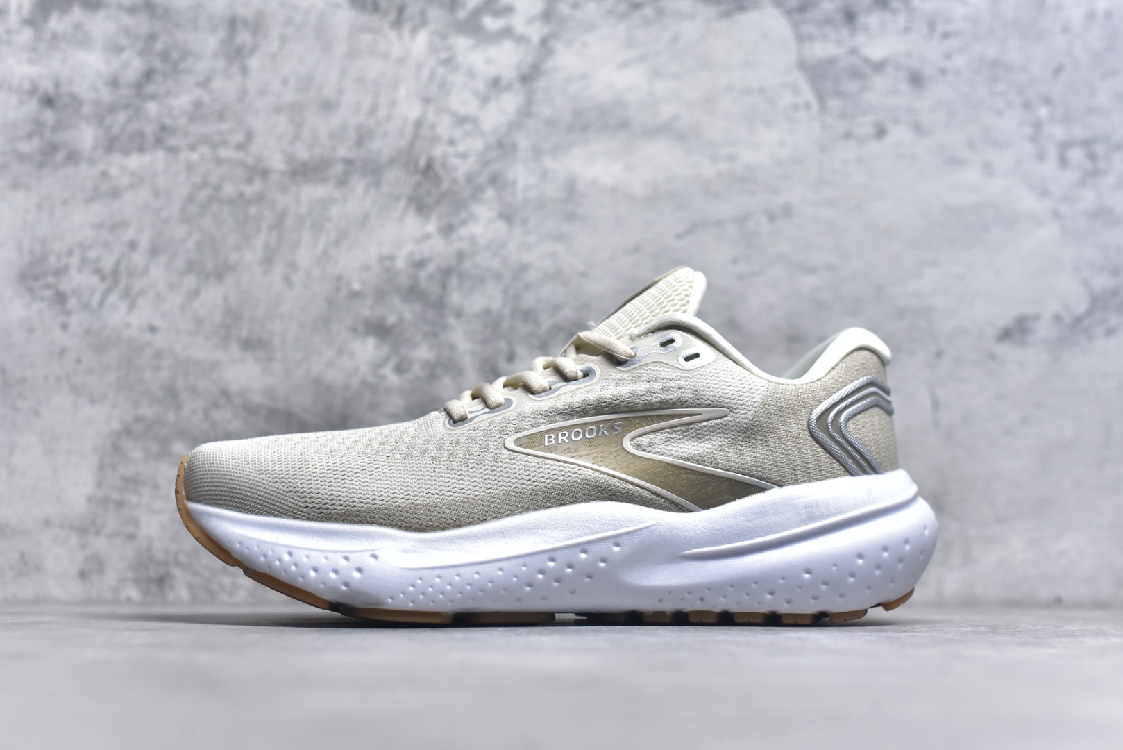 #BROOKS 布鲁克斯 男女子专业缓震跑步鞋Glycerin甘油21运动厚底增高老爹鞋。特别适合大体重和低足弓跑者。相比前一代，21GT的中底略显柔软，跑感稳定，但缺乏高性能中底的活力和弹性，适合后掌跑法。足弓支撑良好，跑步过程中没有明显的不适感，整体表现传统踏实，适合稳定吸收冲击力。 尺码：36-45含半码-选品中心