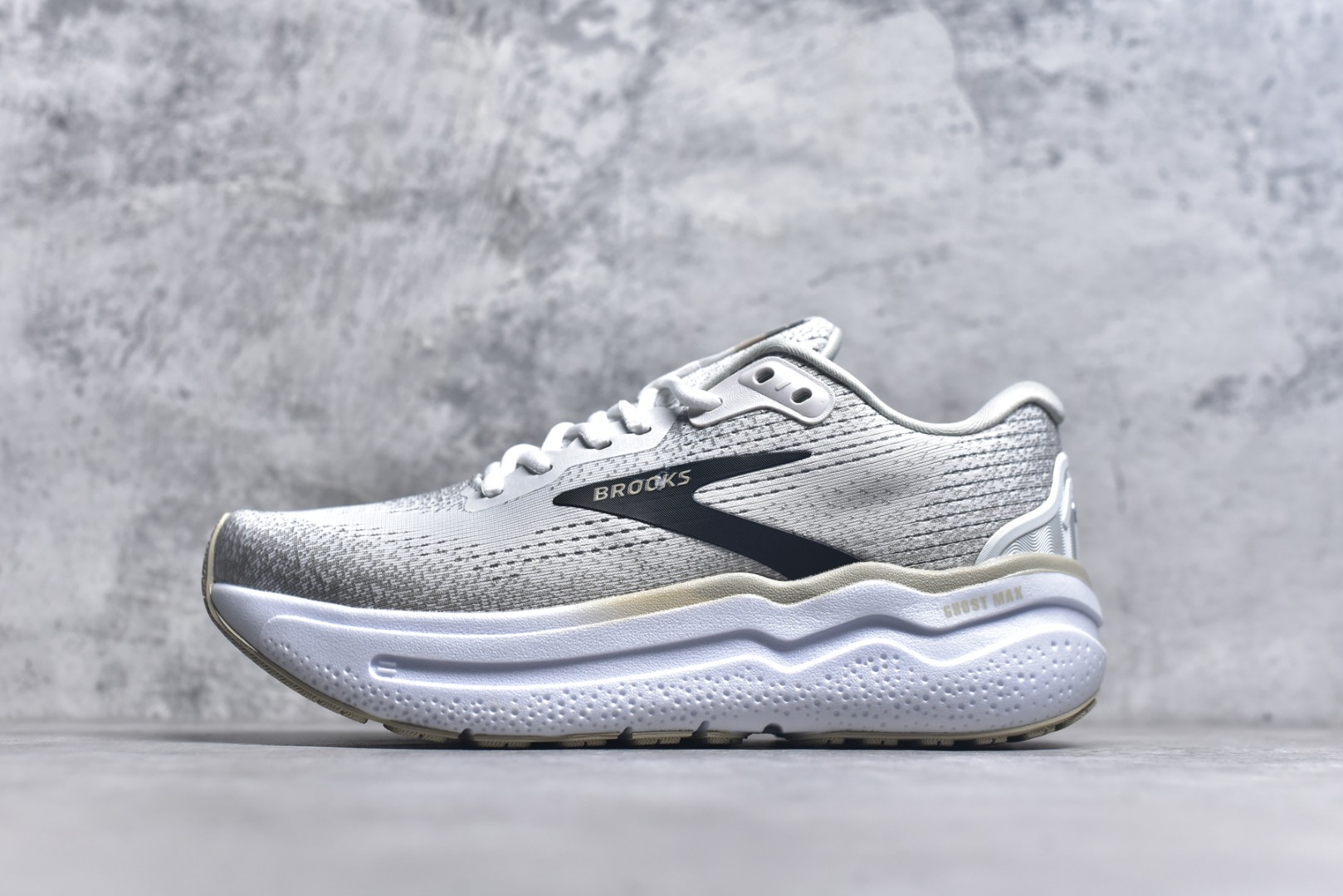 #Brooks布鲁克斯 Ghost Max 2 运动舒适防滑耐磨低帮跑步鞋 实拍调校N版已经零色差零失真 百分百还原实物色彩所见即所得 不存在货不对板色差等低级问题 选购参考实物拍摄 不混卖不参货 只用心做好货严格选品 承诺混一赔十 尺码：36 36.5 37.5 38 38.5 39 40 40.5 41 42 42.5 43 44 44.5 45-选品中心