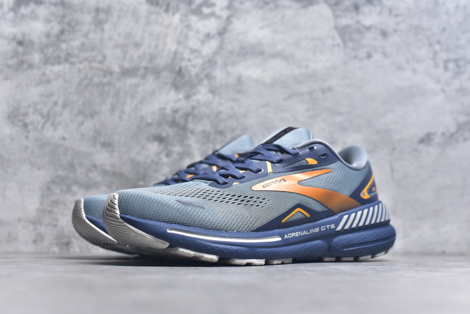 图片[2]-#Brooks布鲁克斯 Adrenaline GTS 23 舒适时尚减震透气低帮休闲跑步鞋 Brooks 四大跑鞋之一 百年品牌 跑鞋从外形上基本就能判断这是一款速度跑鞋 简洁干练的外形结构和极强的运动流线型看着非常有速度感 上脚的第一感觉是非常轻 美码9码的鞋单只206g不到 从个人偏好来说 200g左右的竞速鞋最具安全感 鞋面采用单层网布 很薄 前掌使用了大量开放式网眼 排气直接快速 透气性上乘 鞋舌也是轻量化设计 仅为一层麂皮 和脚背完美贴合 鞋舌中央有个防偏穿孔 从实际穿着来看 通常鞋舌都是外偏 如果是防偏穿孔位于中心 防偏效果其实并不十分有效 如果采用趋外侧的偏心设计更有效 鞋帮泡棉填充量不大 但非常紧凑 贴合舒适 包裹稳固 内置硬质TPU保证必要的稳定性 跑鞋中底采用的是DNA FLASH科技材料 DNA FLASH中底科技 是Brooks第一款将氮气注入中底的创新科技 主要原理是借助“超临界流体”发泡技术 将液态氮稳定的转化为气态氮 并使其均匀地形成无数紧密贴合的密闭式气囊结构 尺码：36 36.5 37.5 38 38.5 39 40 40.5 41 42 42.5 43 44 44.5 45-选品中心