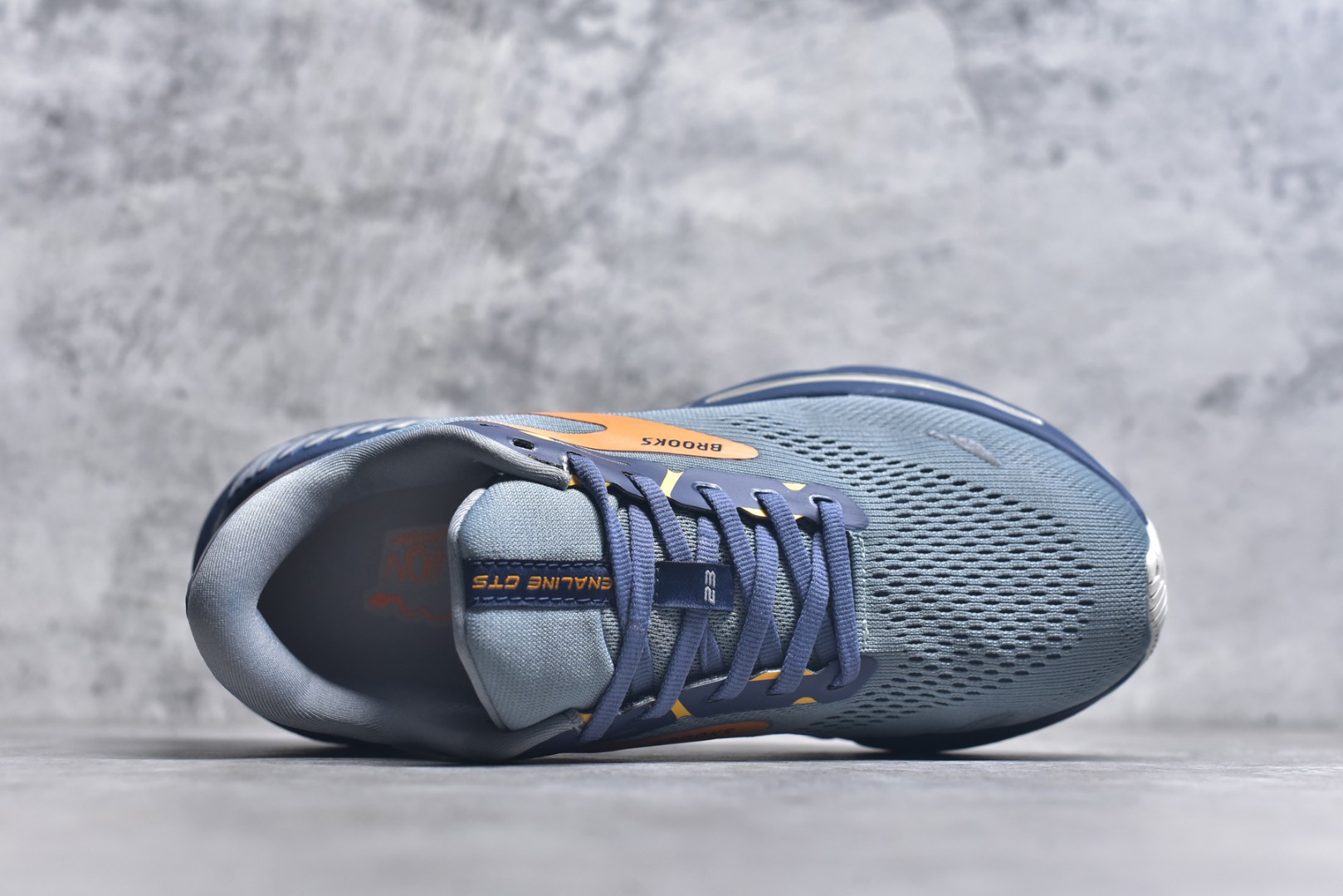 图片[4]-#Brooks布鲁克斯 Adrenaline GTS 23 舒适时尚减震透气低帮休闲跑步鞋 Brooks 四大跑鞋之一 百年品牌 跑鞋从外形上基本就能判断这是一款速度跑鞋 简洁干练的外形结构和极强的运动流线型看着非常有速度感 上脚的第一感觉是非常轻 美码9码的鞋单只206g不到 从个人偏好来说 200g左右的竞速鞋最具安全感 鞋面采用单层网布 很薄 前掌使用了大量开放式网眼 排气直接快速 透气性上乘 鞋舌也是轻量化设计 仅为一层麂皮 和脚背完美贴合 鞋舌中央有个防偏穿孔 从实际穿着来看 通常鞋舌都是外偏 如果是防偏穿孔位于中心 防偏效果其实并不十分有效 如果采用趋外侧的偏心设计更有效 鞋帮泡棉填充量不大 但非常紧凑 贴合舒适 包裹稳固 内置硬质TPU保证必要的稳定性 跑鞋中底采用的是DNA FLASH科技材料 DNA FLASH中底科技 是Brooks第一款将氮气注入中底的创新科技 主要原理是借助“超临界流体”发泡技术 将液态氮稳定的转化为气态氮 并使其均匀地形成无数紧密贴合的密闭式气囊结构 尺码：36 36.5 37.5 38 38.5 39 40 40.5 41 42 42.5 43 44 44.5 45-选品中心