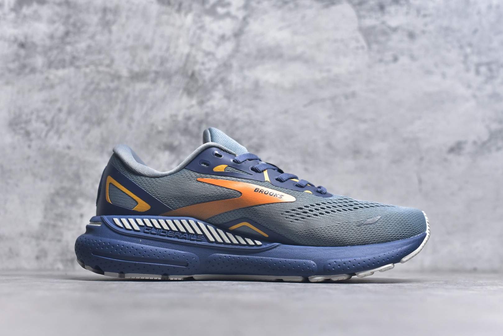 图片[3]-#Brooks布鲁克斯 Adrenaline GTS 23 舒适时尚减震透气低帮休闲跑步鞋 Brooks 四大跑鞋之一 百年品牌 跑鞋从外形上基本就能判断这是一款速度跑鞋 简洁干练的外形结构和极强的运动流线型看着非常有速度感 上脚的第一感觉是非常轻 美码9码的鞋单只206g不到 从个人偏好来说 200g左右的竞速鞋最具安全感 鞋面采用单层网布 很薄 前掌使用了大量开放式网眼 排气直接快速 透气性上乘 鞋舌也是轻量化设计 仅为一层麂皮 和脚背完美贴合 鞋舌中央有个防偏穿孔 从实际穿着来看 通常鞋舌都是外偏 如果是防偏穿孔位于中心 防偏效果其实并不十分有效 如果采用趋外侧的偏心设计更有效 鞋帮泡棉填充量不大 但非常紧凑 贴合舒适 包裹稳固 内置硬质TPU保证必要的稳定性 跑鞋中底采用的是DNA FLASH科技材料 DNA FLASH中底科技 是Brooks第一款将氮气注入中底的创新科技 主要原理是借助“超临界流体”发泡技术 将液态氮稳定的转化为气态氮 并使其均匀地形成无数紧密贴合的密闭式气囊结构 尺码：36 36.5 37.5 38 38.5 39 40 40.5 41 42 42.5 43 44 44.5 45-选品中心