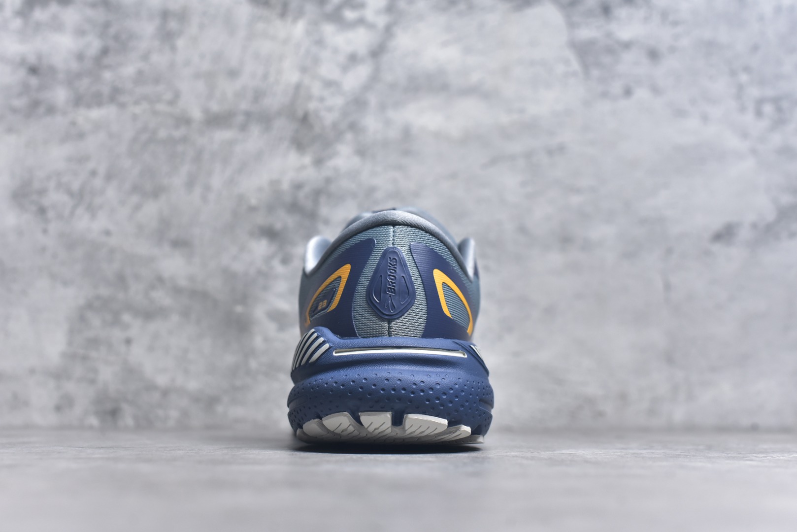 图片[5]-#Brooks布鲁克斯 Adrenaline GTS 23 舒适时尚减震透气低帮休闲跑步鞋 Brooks 四大跑鞋之一 百年品牌 跑鞋从外形上基本就能判断这是一款速度跑鞋 简洁干练的外形结构和极强的运动流线型看着非常有速度感 上脚的第一感觉是非常轻 美码9码的鞋单只206g不到 从个人偏好来说 200g左右的竞速鞋最具安全感 鞋面采用单层网布 很薄 前掌使用了大量开放式网眼 排气直接快速 透气性上乘 鞋舌也是轻量化设计 仅为一层麂皮 和脚背完美贴合 鞋舌中央有个防偏穿孔 从实际穿着来看 通常鞋舌都是外偏 如果是防偏穿孔位于中心 防偏效果其实并不十分有效 如果采用趋外侧的偏心设计更有效 鞋帮泡棉填充量不大 但非常紧凑 贴合舒适 包裹稳固 内置硬质TPU保证必要的稳定性 跑鞋中底采用的是DNA FLASH科技材料 DNA FLASH中底科技 是Brooks第一款将氮气注入中底的创新科技 主要原理是借助“超临界流体”发泡技术 将液态氮稳定的转化为气态氮 并使其均匀地形成无数紧密贴合的密闭式气囊结构 尺码：36 36.5 37.5 38 38.5 39 40 40.5 41 42 42.5 43 44 44.5 45-选品中心