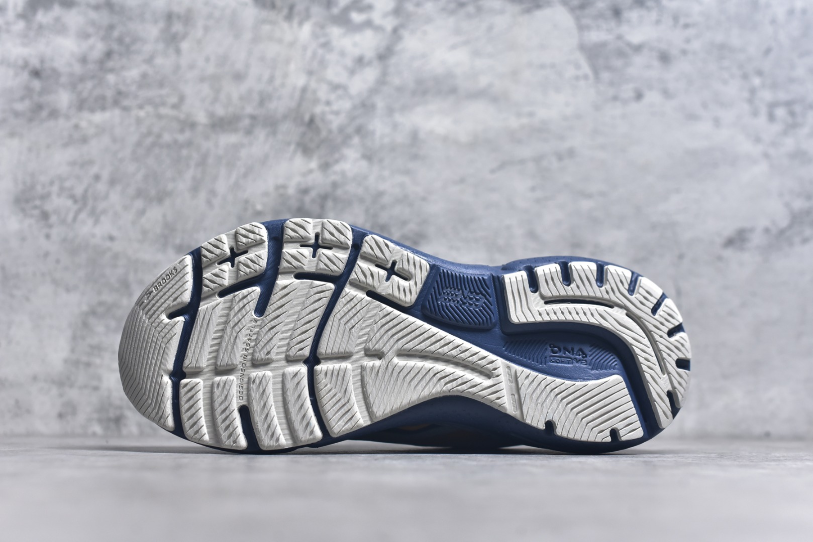 图片[6]-#Brooks布鲁克斯 Adrenaline GTS 23 舒适时尚减震透气低帮休闲跑步鞋 Brooks 四大跑鞋之一 百年品牌 跑鞋从外形上基本就能判断这是一款速度跑鞋 简洁干练的外形结构和极强的运动流线型看着非常有速度感 上脚的第一感觉是非常轻 美码9码的鞋单只206g不到 从个人偏好来说 200g左右的竞速鞋最具安全感 鞋面采用单层网布 很薄 前掌使用了大量开放式网眼 排气直接快速 透气性上乘 鞋舌也是轻量化设计 仅为一层麂皮 和脚背完美贴合 鞋舌中央有个防偏穿孔 从实际穿着来看 通常鞋舌都是外偏 如果是防偏穿孔位于中心 防偏效果其实并不十分有效 如果采用趋外侧的偏心设计更有效 鞋帮泡棉填充量不大 但非常紧凑 贴合舒适 包裹稳固 内置硬质TPU保证必要的稳定性 跑鞋中底采用的是DNA FLASH科技材料 DNA FLASH中底科技 是Brooks第一款将氮气注入中底的创新科技 主要原理是借助“超临界流体”发泡技术 将液态氮稳定的转化为气态氮 并使其均匀地形成无数紧密贴合的密闭式气囊结构 尺码：36 36.5 37.5 38 38.5 39 40 40.5 41 42 42.5 43 44 44.5 45-选品中心