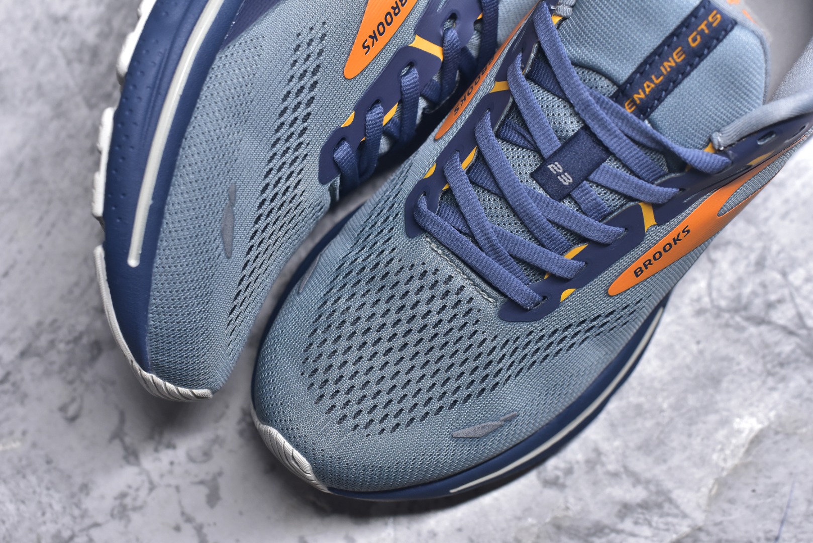 图片[8]-#Brooks布鲁克斯 Adrenaline GTS 23 舒适时尚减震透气低帮休闲跑步鞋 Brooks 四大跑鞋之一 百年品牌 跑鞋从外形上基本就能判断这是一款速度跑鞋 简洁干练的外形结构和极强的运动流线型看着非常有速度感 上脚的第一感觉是非常轻 美码9码的鞋单只206g不到 从个人偏好来说 200g左右的竞速鞋最具安全感 鞋面采用单层网布 很薄 前掌使用了大量开放式网眼 排气直接快速 透气性上乘 鞋舌也是轻量化设计 仅为一层麂皮 和脚背完美贴合 鞋舌中央有个防偏穿孔 从实际穿着来看 通常鞋舌都是外偏 如果是防偏穿孔位于中心 防偏效果其实并不十分有效 如果采用趋外侧的偏心设计更有效 鞋帮泡棉填充量不大 但非常紧凑 贴合舒适 包裹稳固 内置硬质TPU保证必要的稳定性 跑鞋中底采用的是DNA FLASH科技材料 DNA FLASH中底科技 是Brooks第一款将氮气注入中底的创新科技 主要原理是借助“超临界流体”发泡技术 将液态氮稳定的转化为气态氮 并使其均匀地形成无数紧密贴合的密闭式气囊结构 尺码：36 36.5 37.5 38 38.5 39 40 40.5 41 42 42.5 43 44 44.5 45-选品中心