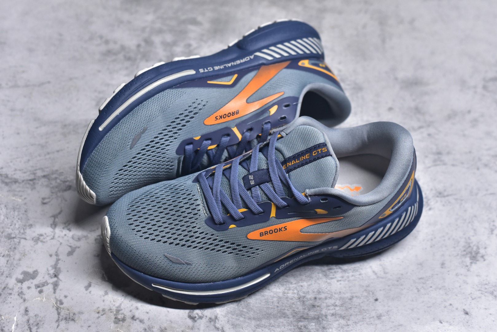 图片[7]-#Brooks布鲁克斯 Adrenaline GTS 23 舒适时尚减震透气低帮休闲跑步鞋 Brooks 四大跑鞋之一 百年品牌 跑鞋从外形上基本就能判断这是一款速度跑鞋 简洁干练的外形结构和极强的运动流线型看着非常有速度感 上脚的第一感觉是非常轻 美码9码的鞋单只206g不到 从个人偏好来说 200g左右的竞速鞋最具安全感 鞋面采用单层网布 很薄 前掌使用了大量开放式网眼 排气直接快速 透气性上乘 鞋舌也是轻量化设计 仅为一层麂皮 和脚背完美贴合 鞋舌中央有个防偏穿孔 从实际穿着来看 通常鞋舌都是外偏 如果是防偏穿孔位于中心 防偏效果其实并不十分有效 如果采用趋外侧的偏心设计更有效 鞋帮泡棉填充量不大 但非常紧凑 贴合舒适 包裹稳固 内置硬质TPU保证必要的稳定性 跑鞋中底采用的是DNA FLASH科技材料 DNA FLASH中底科技 是Brooks第一款将氮气注入中底的创新科技 主要原理是借助“超临界流体”发泡技术 将液态氮稳定的转化为气态氮 并使其均匀地形成无数紧密贴合的密闭式气囊结构 尺码：36 36.5 37.5 38 38.5 39 40 40.5 41 42 42.5 43 44 44.5 45-选品中心