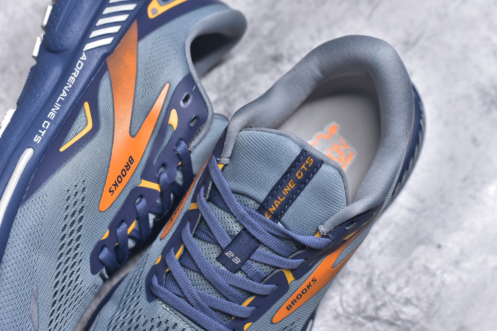 图片[9]-#Brooks布鲁克斯 Adrenaline GTS 23 舒适时尚减震透气低帮休闲跑步鞋 Brooks 四大跑鞋之一 百年品牌 跑鞋从外形上基本就能判断这是一款速度跑鞋 简洁干练的外形结构和极强的运动流线型看着非常有速度感 上脚的第一感觉是非常轻 美码9码的鞋单只206g不到 从个人偏好来说 200g左右的竞速鞋最具安全感 鞋面采用单层网布 很薄 前掌使用了大量开放式网眼 排气直接快速 透气性上乘 鞋舌也是轻量化设计 仅为一层麂皮 和脚背完美贴合 鞋舌中央有个防偏穿孔 从实际穿着来看 通常鞋舌都是外偏 如果是防偏穿孔位于中心 防偏效果其实并不十分有效 如果采用趋外侧的偏心设计更有效 鞋帮泡棉填充量不大 但非常紧凑 贴合舒适 包裹稳固 内置硬质TPU保证必要的稳定性 跑鞋中底采用的是DNA FLASH科技材料 DNA FLASH中底科技 是Brooks第一款将氮气注入中底的创新科技 主要原理是借助“超临界流体”发泡技术 将液态氮稳定的转化为气态氮 并使其均匀地形成无数紧密贴合的密闭式气囊结构 尺码：36 36.5 37.5 38 38.5 39 40 40.5 41 42 42.5 43 44 44.5 45-选品中心
