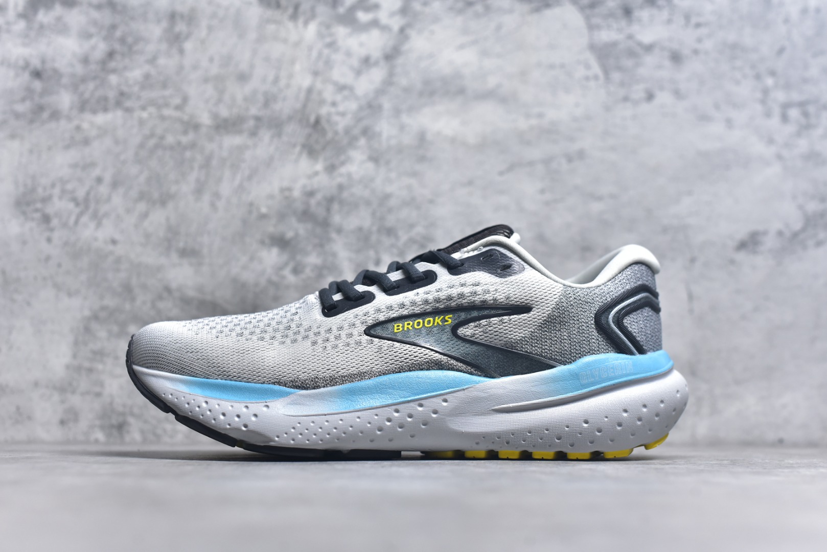 #BROOKS 布鲁克斯 男女子专业缓震跑步鞋Glycerin甘油21运动厚底增高老爹鞋。特别适合大体重和低足弓跑者。相比前一代，21GT的中底略显柔软，跑感稳定，但缺乏高性能中底的活力和弹性，适合后掌跑法。足弓支撑良好，跑步过程中没有明显的不适感，整体表现传统踏实，适合稳定吸收冲击力。 尺码：36-45含半码-选品中心
