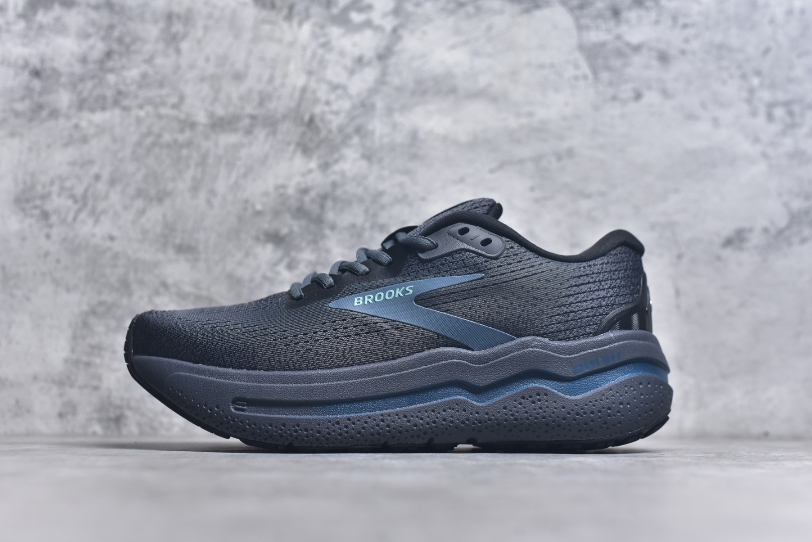 #Brooks布鲁克斯 Ghost Max 2 运动舒适防滑耐磨低帮跑步鞋 实拍调校N版已经零色差零失真 百分百还原实物色彩所见即所得 不存在货不对板色差等低级问题 选购参考实物拍摄 不混卖不参货 只用心做好货严格选品 承诺混一赔十 尺码：36 36.5 37.5 38 38.5 39 40 40.5 41 42 42.5 43 44 44.5 45 46-选品中心