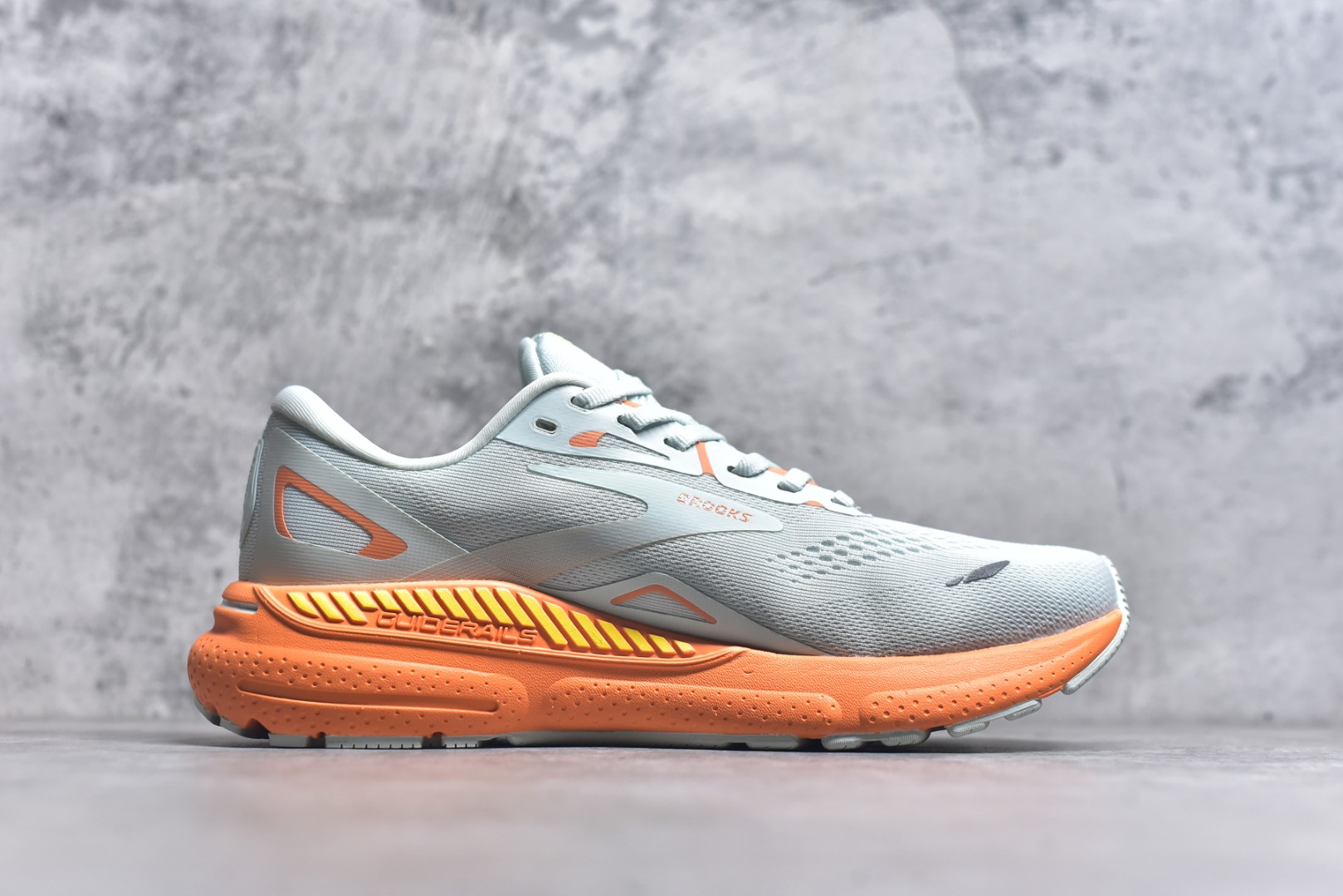 图片[3]-#Brooks布鲁克斯 Adrenaline GTS 23 舒适时尚减震透气低帮休闲跑步鞋 Brooks 四大跑鞋之一 百年品牌 跑鞋从外形上基本就能判断这是一款速度跑鞋 简洁干练的外形结构和极强的运动流线型看着非常有速度感 上脚的第一感觉是非常轻 美码9码的鞋单只206g不到 从个人偏好来说 200g左右的竞速鞋最具安全感 鞋面采用单层网布 很薄 前掌使用了大量开放式网眼 排气直接快速 透气性上乘 鞋舌也是轻量化设计 仅为一层麂皮 和脚背完美贴合 鞋舌中央有个防偏穿孔 从实际穿着来看 通常鞋舌都是外偏 如果是防偏穿孔位于中心 防偏效果其实并不十分有效 如果采用趋外侧的偏心设计更有效 鞋帮泡棉填充量不大 但非常紧凑 贴合舒适 包裹稳固 内置硬质TPU保证必要的稳定性 跑鞋中底采用的是DNA FLASH科技材料 DNA FLASH中底科技 是Brooks第一款将氮气注入中底的创新科技 主要原理是借助“超临界流体”发泡技术 将液态氮稳定的转化为气态氮 并使其均匀地形成无数紧密贴合的密闭式气囊结构 尺码：36 36.5 37.5 38 38.5 39 40 40.5 41 42 42.5 43 44 44.5 45-选品中心