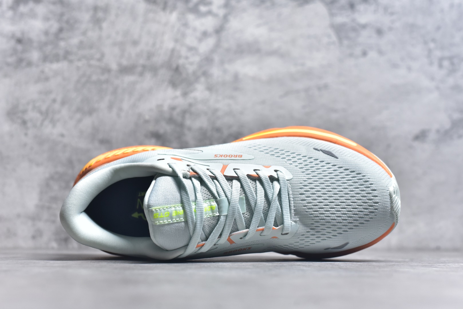图片[4]-#Brooks布鲁克斯 Adrenaline GTS 23 舒适时尚减震透气低帮休闲跑步鞋 Brooks 四大跑鞋之一 百年品牌 跑鞋从外形上基本就能判断这是一款速度跑鞋 简洁干练的外形结构和极强的运动流线型看着非常有速度感 上脚的第一感觉是非常轻 美码9码的鞋单只206g不到 从个人偏好来说 200g左右的竞速鞋最具安全感 鞋面采用单层网布 很薄 前掌使用了大量开放式网眼 排气直接快速 透气性上乘 鞋舌也是轻量化设计 仅为一层麂皮 和脚背完美贴合 鞋舌中央有个防偏穿孔 从实际穿着来看 通常鞋舌都是外偏 如果是防偏穿孔位于中心 防偏效果其实并不十分有效 如果采用趋外侧的偏心设计更有效 鞋帮泡棉填充量不大 但非常紧凑 贴合舒适 包裹稳固 内置硬质TPU保证必要的稳定性 跑鞋中底采用的是DNA FLASH科技材料 DNA FLASH中底科技 是Brooks第一款将氮气注入中底的创新科技 主要原理是借助“超临界流体”发泡技术 将液态氮稳定的转化为气态氮 并使其均匀地形成无数紧密贴合的密闭式气囊结构 尺码：36 36.5 37.5 38 38.5 39 40 40.5 41 42 42.5 43 44 44.5 45-选品中心
