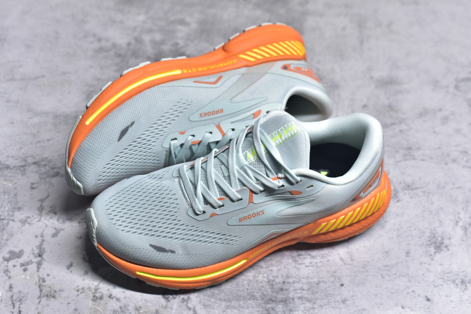 图片[7]-#Brooks布鲁克斯 Adrenaline GTS 23 舒适时尚减震透气低帮休闲跑步鞋 Brooks 四大跑鞋之一 百年品牌 跑鞋从外形上基本就能判断这是一款速度跑鞋 简洁干练的外形结构和极强的运动流线型看着非常有速度感 上脚的第一感觉是非常轻 美码9码的鞋单只206g不到 从个人偏好来说 200g左右的竞速鞋最具安全感 鞋面采用单层网布 很薄 前掌使用了大量开放式网眼 排气直接快速 透气性上乘 鞋舌也是轻量化设计 仅为一层麂皮 和脚背完美贴合 鞋舌中央有个防偏穿孔 从实际穿着来看 通常鞋舌都是外偏 如果是防偏穿孔位于中心 防偏效果其实并不十分有效 如果采用趋外侧的偏心设计更有效 鞋帮泡棉填充量不大 但非常紧凑 贴合舒适 包裹稳固 内置硬质TPU保证必要的稳定性 跑鞋中底采用的是DNA FLASH科技材料 DNA FLASH中底科技 是Brooks第一款将氮气注入中底的创新科技 主要原理是借助“超临界流体”发泡技术 将液态氮稳定的转化为气态氮 并使其均匀地形成无数紧密贴合的密闭式气囊结构 尺码：36 36.5 37.5 38 38.5 39 40 40.5 41 42 42.5 43 44 44.5 45-选品中心