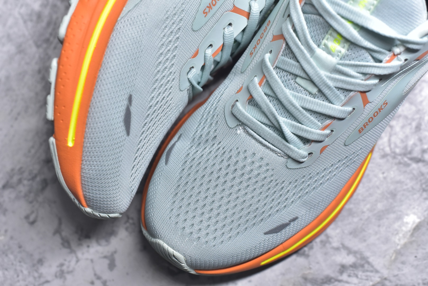 图片[8]-#Brooks布鲁克斯 Adrenaline GTS 23 舒适时尚减震透气低帮休闲跑步鞋 Brooks 四大跑鞋之一 百年品牌 跑鞋从外形上基本就能判断这是一款速度跑鞋 简洁干练的外形结构和极强的运动流线型看着非常有速度感 上脚的第一感觉是非常轻 美码9码的鞋单只206g不到 从个人偏好来说 200g左右的竞速鞋最具安全感 鞋面采用单层网布 很薄 前掌使用了大量开放式网眼 排气直接快速 透气性上乘 鞋舌也是轻量化设计 仅为一层麂皮 和脚背完美贴合 鞋舌中央有个防偏穿孔 从实际穿着来看 通常鞋舌都是外偏 如果是防偏穿孔位于中心 防偏效果其实并不十分有效 如果采用趋外侧的偏心设计更有效 鞋帮泡棉填充量不大 但非常紧凑 贴合舒适 包裹稳固 内置硬质TPU保证必要的稳定性 跑鞋中底采用的是DNA FLASH科技材料 DNA FLASH中底科技 是Brooks第一款将氮气注入中底的创新科技 主要原理是借助“超临界流体”发泡技术 将液态氮稳定的转化为气态氮 并使其均匀地形成无数紧密贴合的密闭式气囊结构 尺码：36 36.5 37.5 38 38.5 39 40 40.5 41 42 42.5 43 44 44.5 45-选品中心