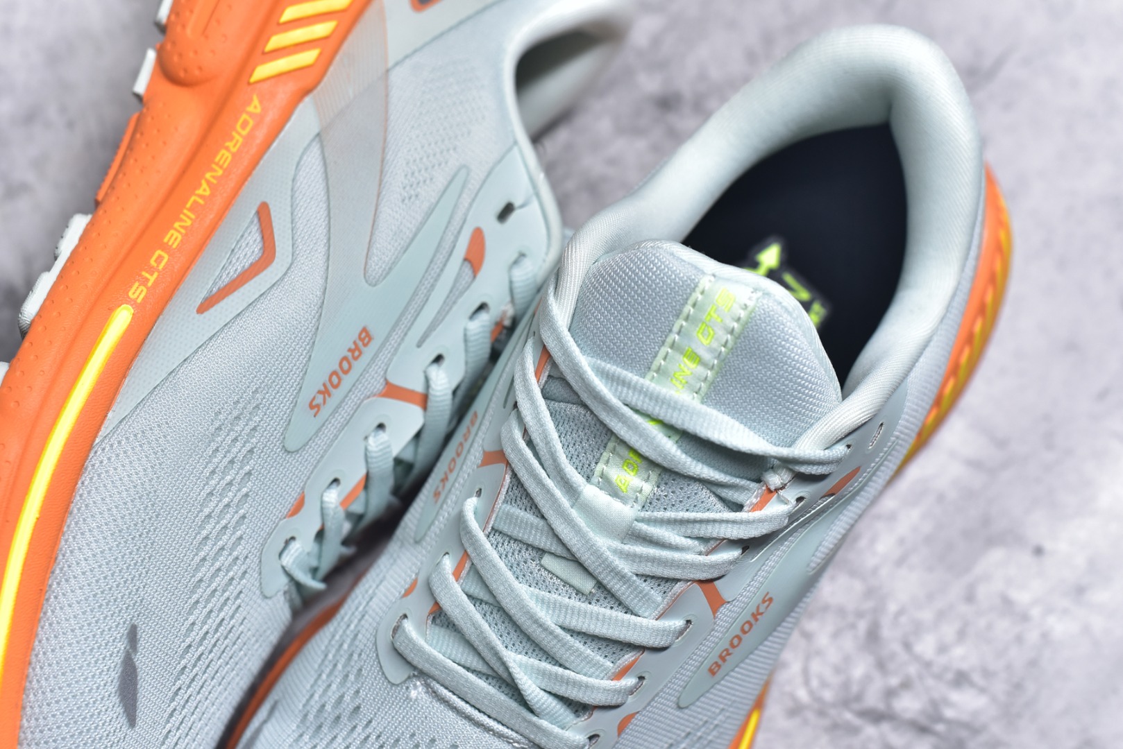 图片[9]-#Brooks布鲁克斯 Adrenaline GTS 23 舒适时尚减震透气低帮休闲跑步鞋 Brooks 四大跑鞋之一 百年品牌 跑鞋从外形上基本就能判断这是一款速度跑鞋 简洁干练的外形结构和极强的运动流线型看着非常有速度感 上脚的第一感觉是非常轻 美码9码的鞋单只206g不到 从个人偏好来说 200g左右的竞速鞋最具安全感 鞋面采用单层网布 很薄 前掌使用了大量开放式网眼 排气直接快速 透气性上乘 鞋舌也是轻量化设计 仅为一层麂皮 和脚背完美贴合 鞋舌中央有个防偏穿孔 从实际穿着来看 通常鞋舌都是外偏 如果是防偏穿孔位于中心 防偏效果其实并不十分有效 如果采用趋外侧的偏心设计更有效 鞋帮泡棉填充量不大 但非常紧凑 贴合舒适 包裹稳固 内置硬质TPU保证必要的稳定性 跑鞋中底采用的是DNA FLASH科技材料 DNA FLASH中底科技 是Brooks第一款将氮气注入中底的创新科技 主要原理是借助“超临界流体”发泡技术 将液态氮稳定的转化为气态氮 并使其均匀地形成无数紧密贴合的密闭式气囊结构 尺码：36 36.5 37.5 38 38.5 39 40 40.5 41 42 42.5 43 44 44.5 45-选品中心