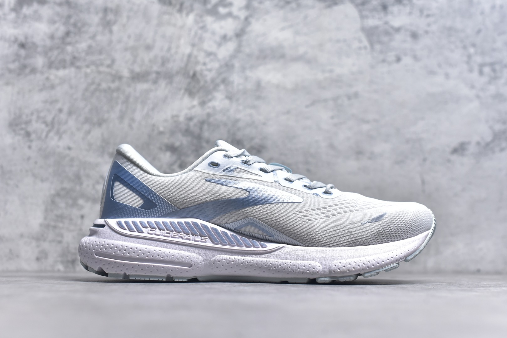 图片[3]-#Brooks布鲁克斯 Adrenaline GTS 23 舒适时尚减震透气低帮休闲跑步鞋 Brooks 四大跑鞋之一 百年品牌 跑鞋从外形上基本就能判断这是一款速度跑鞋 简洁干练的外形结构和极强的运动流线型看着非常有速度感 上脚的第一感觉是非常轻 美码9码的鞋单只206g不到 从个人偏好来说 200g左右的竞速鞋最具安全感 鞋面采用单层网布 很薄 前掌使用了大量开放式网眼 排气直接快速 透气性上乘 鞋舌也是轻量化设计 仅为一层麂皮 和脚背完美贴合 鞋舌中央有个防偏穿孔 从实际穿着来看 通常鞋舌都是外偏 如果是防偏穿孔位于中心 防偏效果其实并不十分有效 如果采用趋外侧的偏心设计更有效 鞋帮泡棉填充量不大 但非常紧凑 贴合舒适 包裹稳固 内置硬质TPU保证必要的稳定性 跑鞋中底采用的是DNA FLASH科技材料 DNA FLASH中底科技 是Brooks第一款将氮气注入中底的创新科技 主要原理是借助“超临界流体”发泡技术 将液态氮稳定的转化为气态氮 并使其均匀地形成无数紧密贴合的密闭式气囊结构 尺码：36 36.5 37.5 38 38.5 39 40 40.5 41 42 42.5 43 44 44.5 45-选品中心
