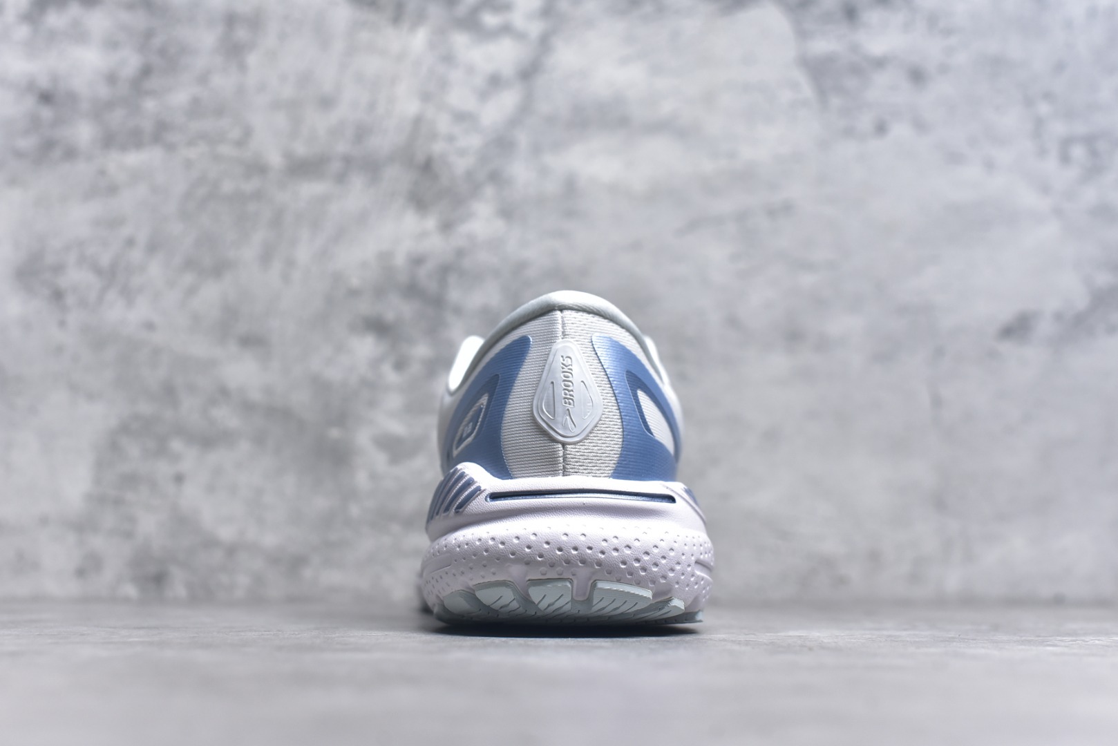 图片[5]-#Brooks布鲁克斯 Adrenaline GTS 23 舒适时尚减震透气低帮休闲跑步鞋 Brooks 四大跑鞋之一 百年品牌 跑鞋从外形上基本就能判断这是一款速度跑鞋 简洁干练的外形结构和极强的运动流线型看着非常有速度感 上脚的第一感觉是非常轻 美码9码的鞋单只206g不到 从个人偏好来说 200g左右的竞速鞋最具安全感 鞋面采用单层网布 很薄 前掌使用了大量开放式网眼 排气直接快速 透气性上乘 鞋舌也是轻量化设计 仅为一层麂皮 和脚背完美贴合 鞋舌中央有个防偏穿孔 从实际穿着来看 通常鞋舌都是外偏 如果是防偏穿孔位于中心 防偏效果其实并不十分有效 如果采用趋外侧的偏心设计更有效 鞋帮泡棉填充量不大 但非常紧凑 贴合舒适 包裹稳固 内置硬质TPU保证必要的稳定性 跑鞋中底采用的是DNA FLASH科技材料 DNA FLASH中底科技 是Brooks第一款将氮气注入中底的创新科技 主要原理是借助“超临界流体”发泡技术 将液态氮稳定的转化为气态氮 并使其均匀地形成无数紧密贴合的密闭式气囊结构 尺码：36 36.5 37.5 38 38.5 39 40 40.5 41 42 42.5 43 44 44.5 45-选品中心