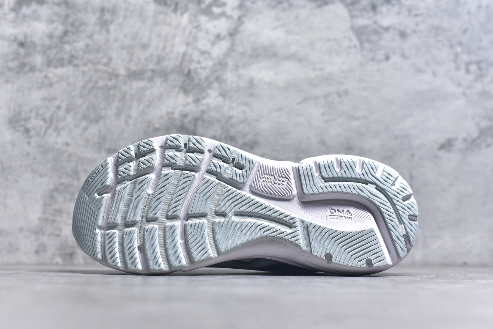 图片[6]-#Brooks布鲁克斯 Adrenaline GTS 23 舒适时尚减震透气低帮休闲跑步鞋 Brooks 四大跑鞋之一 百年品牌 跑鞋从外形上基本就能判断这是一款速度跑鞋 简洁干练的外形结构和极强的运动流线型看着非常有速度感 上脚的第一感觉是非常轻 美码9码的鞋单只206g不到 从个人偏好来说 200g左右的竞速鞋最具安全感 鞋面采用单层网布 很薄 前掌使用了大量开放式网眼 排气直接快速 透气性上乘 鞋舌也是轻量化设计 仅为一层麂皮 和脚背完美贴合 鞋舌中央有个防偏穿孔 从实际穿着来看 通常鞋舌都是外偏 如果是防偏穿孔位于中心 防偏效果其实并不十分有效 如果采用趋外侧的偏心设计更有效 鞋帮泡棉填充量不大 但非常紧凑 贴合舒适 包裹稳固 内置硬质TPU保证必要的稳定性 跑鞋中底采用的是DNA FLASH科技材料 DNA FLASH中底科技 是Brooks第一款将氮气注入中底的创新科技 主要原理是借助“超临界流体”发泡技术 将液态氮稳定的转化为气态氮 并使其均匀地形成无数紧密贴合的密闭式气囊结构 尺码：36 36.5 37.5 38 38.5 39 40 40.5 41 42 42.5 43 44 44.5 45-选品中心