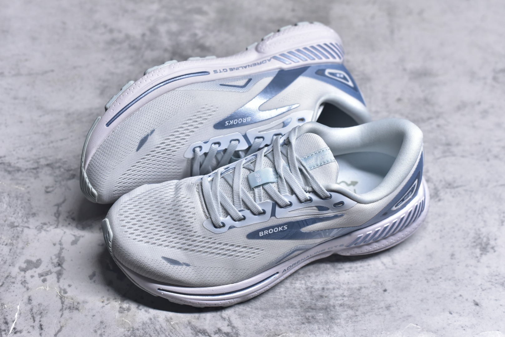 图片[7]-#Brooks布鲁克斯 Adrenaline GTS 23 舒适时尚减震透气低帮休闲跑步鞋 Brooks 四大跑鞋之一 百年品牌 跑鞋从外形上基本就能判断这是一款速度跑鞋 简洁干练的外形结构和极强的运动流线型看着非常有速度感 上脚的第一感觉是非常轻 美码9码的鞋单只206g不到 从个人偏好来说 200g左右的竞速鞋最具安全感 鞋面采用单层网布 很薄 前掌使用了大量开放式网眼 排气直接快速 透气性上乘 鞋舌也是轻量化设计 仅为一层麂皮 和脚背完美贴合 鞋舌中央有个防偏穿孔 从实际穿着来看 通常鞋舌都是外偏 如果是防偏穿孔位于中心 防偏效果其实并不十分有效 如果采用趋外侧的偏心设计更有效 鞋帮泡棉填充量不大 但非常紧凑 贴合舒适 包裹稳固 内置硬质TPU保证必要的稳定性 跑鞋中底采用的是DNA FLASH科技材料 DNA FLASH中底科技 是Brooks第一款将氮气注入中底的创新科技 主要原理是借助“超临界流体”发泡技术 将液态氮稳定的转化为气态氮 并使其均匀地形成无数紧密贴合的密闭式气囊结构 尺码：36 36.5 37.5 38 38.5 39 40 40.5 41 42 42.5 43 44 44.5 45-选品中心