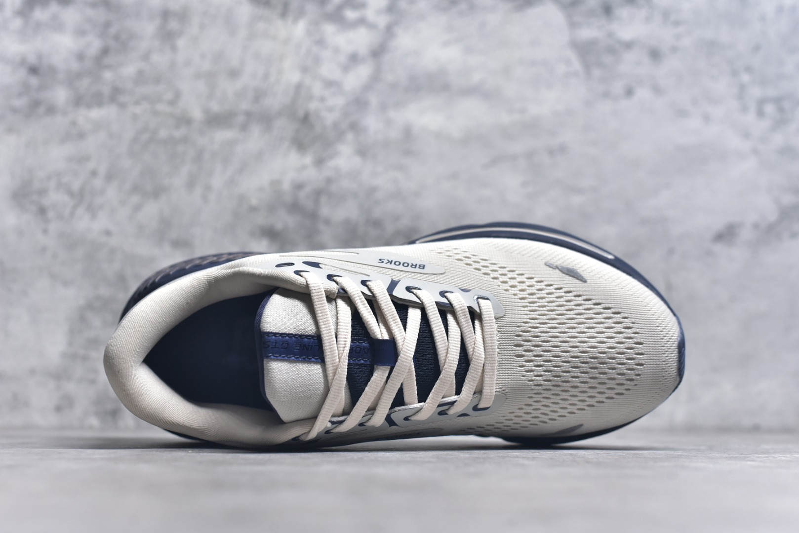 图片[4]-#Brooks布鲁克斯 Adrenaline GTS 23 舒适时尚减震透气低帮休闲跑步鞋 Brooks 四大跑鞋之一 百年品牌 跑鞋从外形上基本就能判断这是一款速度跑鞋 简洁干练的外形结构和极强的运动流线型看着非常有速度感 上脚的第一感觉是非常轻 美码9码的鞋单只206g不到 从个人偏好来说 200g左右的竞速鞋最具安全感 鞋面采用单层网布 很薄 前掌使用了大量开放式网眼 排气直接快速 透气性上乘 鞋舌也是轻量化设计 仅为一层麂皮 和脚背完美贴合 鞋舌中央有个防偏穿孔 从实际穿着来看 通常鞋舌都是外偏 如果是防偏穿孔位于中心 防偏效果其实并不十分有效 如果采用趋外侧的偏心设计更有效 鞋帮泡棉填充量不大 但非常紧凑 贴合舒适 包裹稳固 内置硬质TPU保证必要的稳定性 跑鞋中底采用的是DNA FLASH科技材料 DNA FLASH中底科技 是Brooks第一款将氮气注入中底的创新科技 主要原理是借助“超临界流体”发泡技术 将液态氮稳定的转化为气态氮 并使其均匀地形成无数紧密贴合的密闭式气囊结构 尺码：36 36.5 37.5 38 38.5 39 40 40.5 41 42 42.5 43 44 44.5 45-选品中心