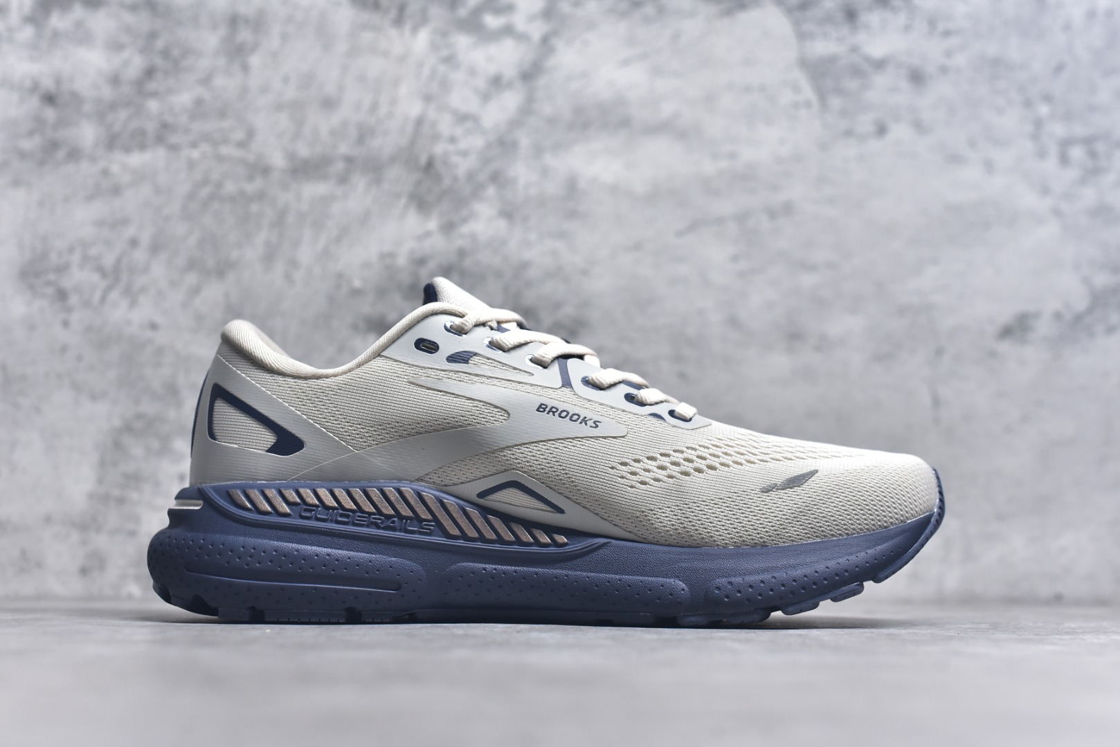 图片[3]-#Brooks布鲁克斯 Adrenaline GTS 23 舒适时尚减震透气低帮休闲跑步鞋 Brooks 四大跑鞋之一 百年品牌 跑鞋从外形上基本就能判断这是一款速度跑鞋 简洁干练的外形结构和极强的运动流线型看着非常有速度感 上脚的第一感觉是非常轻 美码9码的鞋单只206g不到 从个人偏好来说 200g左右的竞速鞋最具安全感 鞋面采用单层网布 很薄 前掌使用了大量开放式网眼 排气直接快速 透气性上乘 鞋舌也是轻量化设计 仅为一层麂皮 和脚背完美贴合 鞋舌中央有个防偏穿孔 从实际穿着来看 通常鞋舌都是外偏 如果是防偏穿孔位于中心 防偏效果其实并不十分有效 如果采用趋外侧的偏心设计更有效 鞋帮泡棉填充量不大 但非常紧凑 贴合舒适 包裹稳固 内置硬质TPU保证必要的稳定性 跑鞋中底采用的是DNA FLASH科技材料 DNA FLASH中底科技 是Brooks第一款将氮气注入中底的创新科技 主要原理是借助“超临界流体”发泡技术 将液态氮稳定的转化为气态氮 并使其均匀地形成无数紧密贴合的密闭式气囊结构 尺码：36 36.5 37.5 38 38.5 39 40 40.5 41 42 42.5 43 44 44.5 45-选品中心