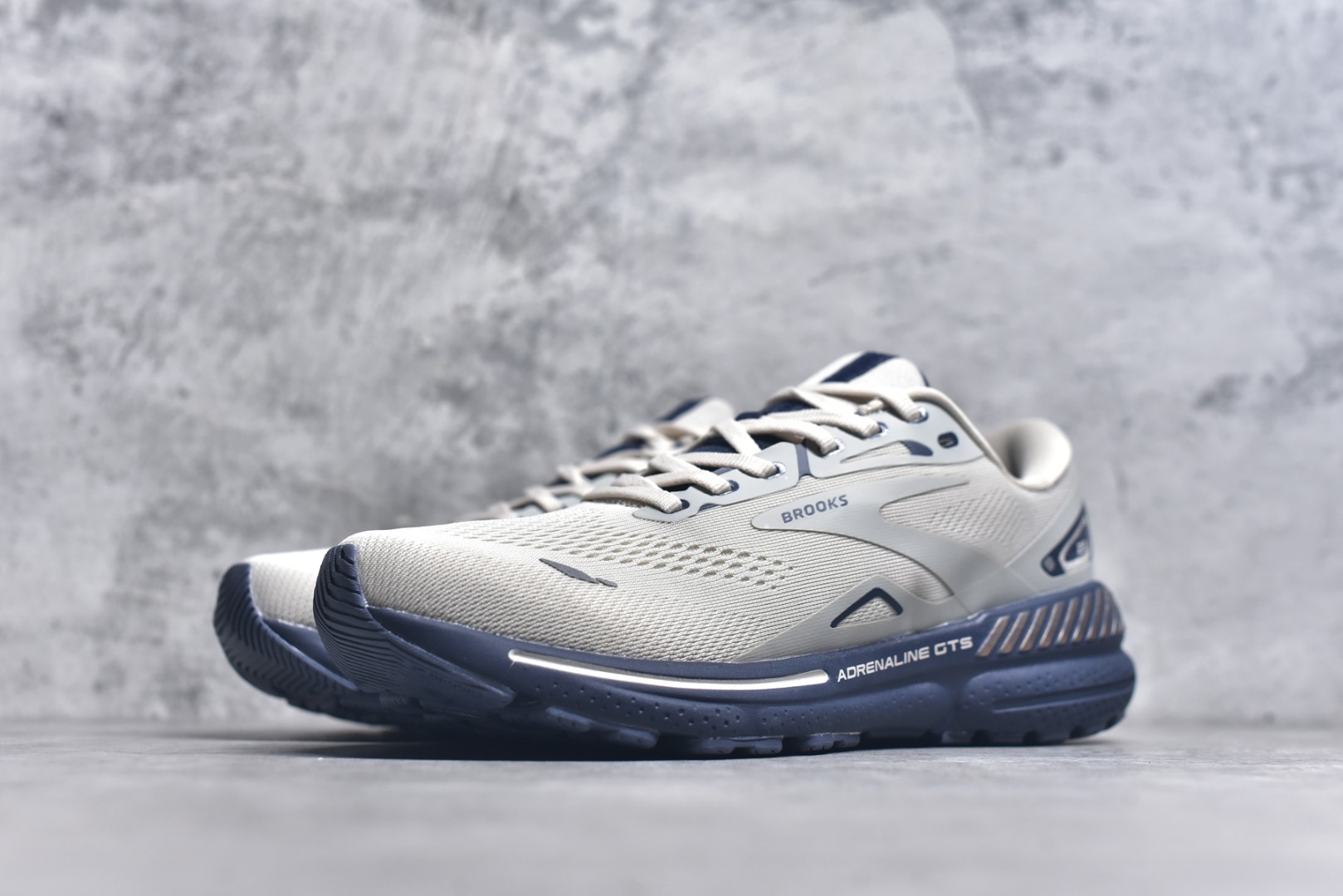 图片[2]-#Brooks布鲁克斯 Adrenaline GTS 23 舒适时尚减震透气低帮休闲跑步鞋 Brooks 四大跑鞋之一 百年品牌 跑鞋从外形上基本就能判断这是一款速度跑鞋 简洁干练的外形结构和极强的运动流线型看着非常有速度感 上脚的第一感觉是非常轻 美码9码的鞋单只206g不到 从个人偏好来说 200g左右的竞速鞋最具安全感 鞋面采用单层网布 很薄 前掌使用了大量开放式网眼 排气直接快速 透气性上乘 鞋舌也是轻量化设计 仅为一层麂皮 和脚背完美贴合 鞋舌中央有个防偏穿孔 从实际穿着来看 通常鞋舌都是外偏 如果是防偏穿孔位于中心 防偏效果其实并不十分有效 如果采用趋外侧的偏心设计更有效 鞋帮泡棉填充量不大 但非常紧凑 贴合舒适 包裹稳固 内置硬质TPU保证必要的稳定性 跑鞋中底采用的是DNA FLASH科技材料 DNA FLASH中底科技 是Brooks第一款将氮气注入中底的创新科技 主要原理是借助“超临界流体”发泡技术 将液态氮稳定的转化为气态氮 并使其均匀地形成无数紧密贴合的密闭式气囊结构 尺码：36 36.5 37.5 38 38.5 39 40 40.5 41 42 42.5 43 44 44.5 45-选品中心