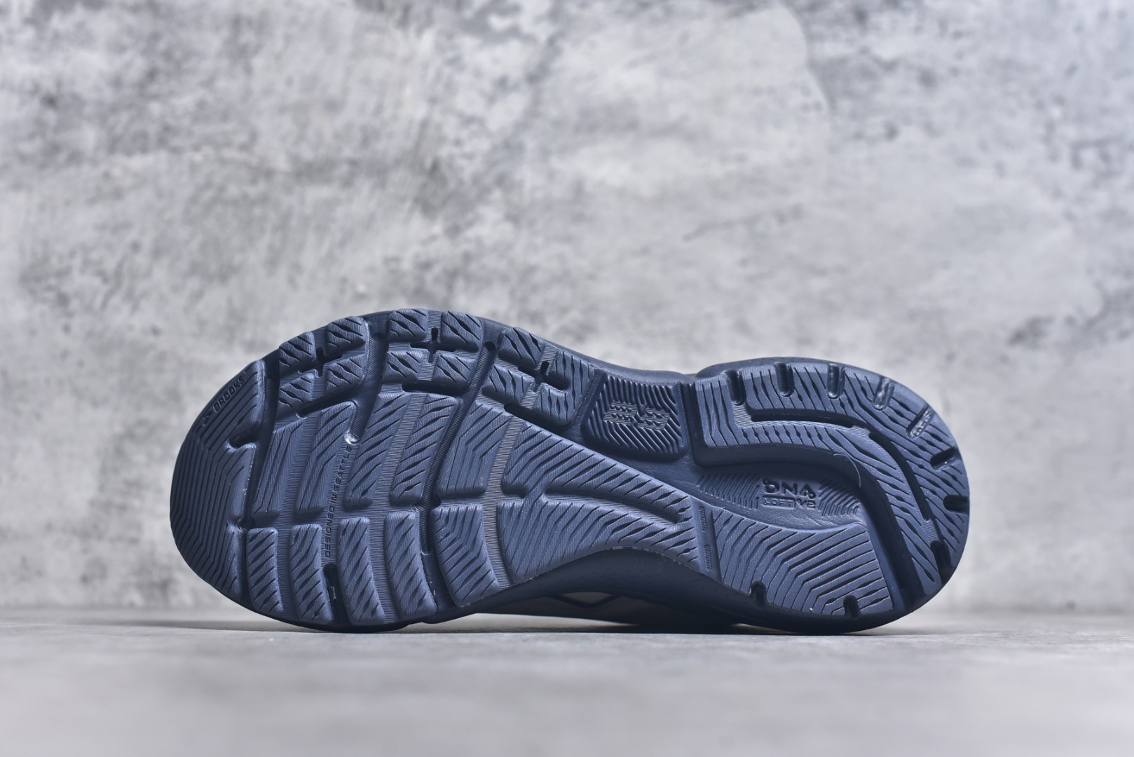 图片[6]-#Brooks布鲁克斯 Adrenaline GTS 23 舒适时尚减震透气低帮休闲跑步鞋 Brooks 四大跑鞋之一 百年品牌 跑鞋从外形上基本就能判断这是一款速度跑鞋 简洁干练的外形结构和极强的运动流线型看着非常有速度感 上脚的第一感觉是非常轻 美码9码的鞋单只206g不到 从个人偏好来说 200g左右的竞速鞋最具安全感 鞋面采用单层网布 很薄 前掌使用了大量开放式网眼 排气直接快速 透气性上乘 鞋舌也是轻量化设计 仅为一层麂皮 和脚背完美贴合 鞋舌中央有个防偏穿孔 从实际穿着来看 通常鞋舌都是外偏 如果是防偏穿孔位于中心 防偏效果其实并不十分有效 如果采用趋外侧的偏心设计更有效 鞋帮泡棉填充量不大 但非常紧凑 贴合舒适 包裹稳固 内置硬质TPU保证必要的稳定性 跑鞋中底采用的是DNA FLASH科技材料 DNA FLASH中底科技 是Brooks第一款将氮气注入中底的创新科技 主要原理是借助“超临界流体”发泡技术 将液态氮稳定的转化为气态氮 并使其均匀地形成无数紧密贴合的密闭式气囊结构 尺码：36 36.5 37.5 38 38.5 39 40 40.5 41 42 42.5 43 44 44.5 45-选品中心