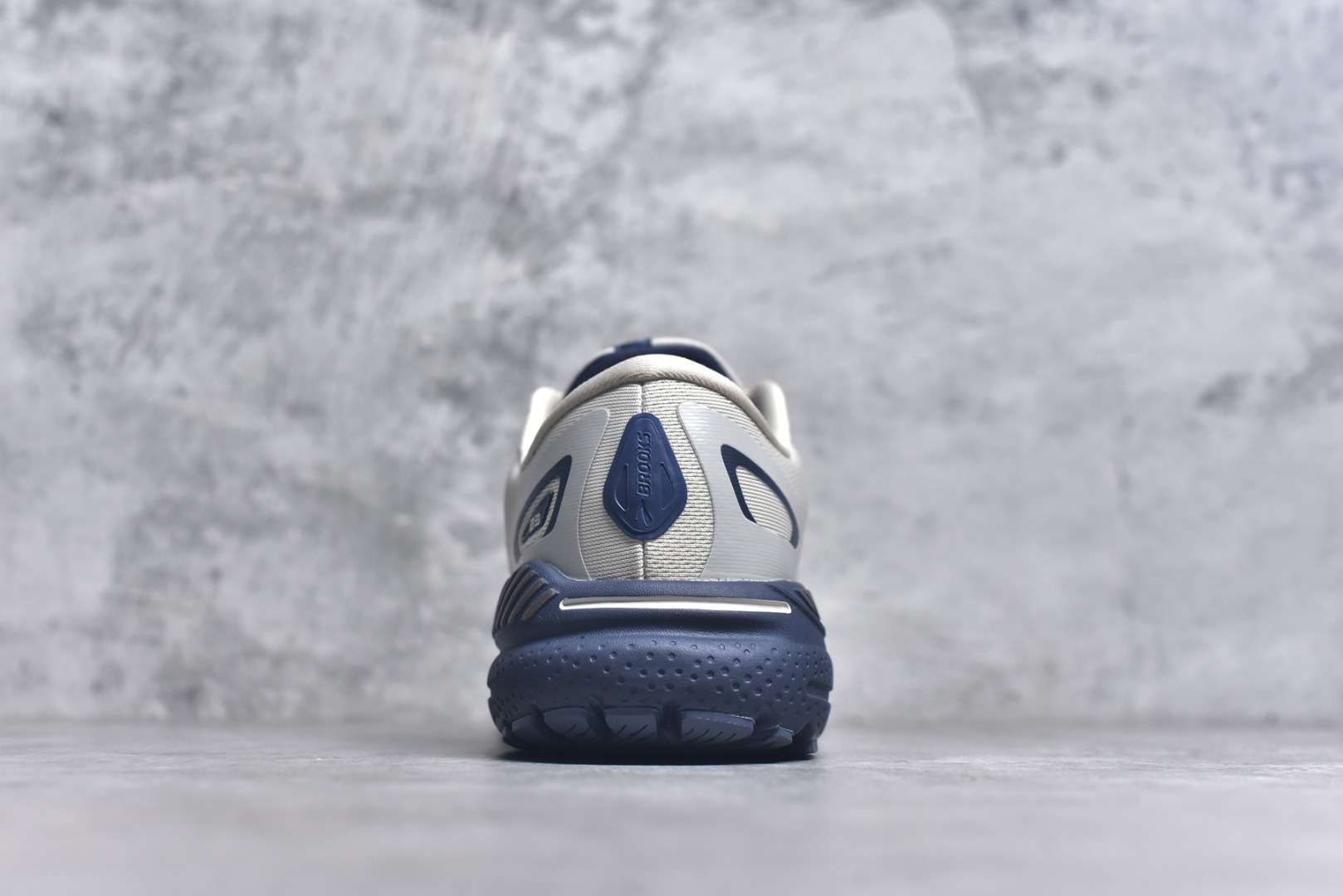 图片[5]-#Brooks布鲁克斯 Adrenaline GTS 23 舒适时尚减震透气低帮休闲跑步鞋 Brooks 四大跑鞋之一 百年品牌 跑鞋从外形上基本就能判断这是一款速度跑鞋 简洁干练的外形结构和极强的运动流线型看着非常有速度感 上脚的第一感觉是非常轻 美码9码的鞋单只206g不到 从个人偏好来说 200g左右的竞速鞋最具安全感 鞋面采用单层网布 很薄 前掌使用了大量开放式网眼 排气直接快速 透气性上乘 鞋舌也是轻量化设计 仅为一层麂皮 和脚背完美贴合 鞋舌中央有个防偏穿孔 从实际穿着来看 通常鞋舌都是外偏 如果是防偏穿孔位于中心 防偏效果其实并不十分有效 如果采用趋外侧的偏心设计更有效 鞋帮泡棉填充量不大 但非常紧凑 贴合舒适 包裹稳固 内置硬质TPU保证必要的稳定性 跑鞋中底采用的是DNA FLASH科技材料 DNA FLASH中底科技 是Brooks第一款将氮气注入中底的创新科技 主要原理是借助“超临界流体”发泡技术 将液态氮稳定的转化为气态氮 并使其均匀地形成无数紧密贴合的密闭式气囊结构 尺码：36 36.5 37.5 38 38.5 39 40 40.5 41 42 42.5 43 44 44.5 45-选品中心