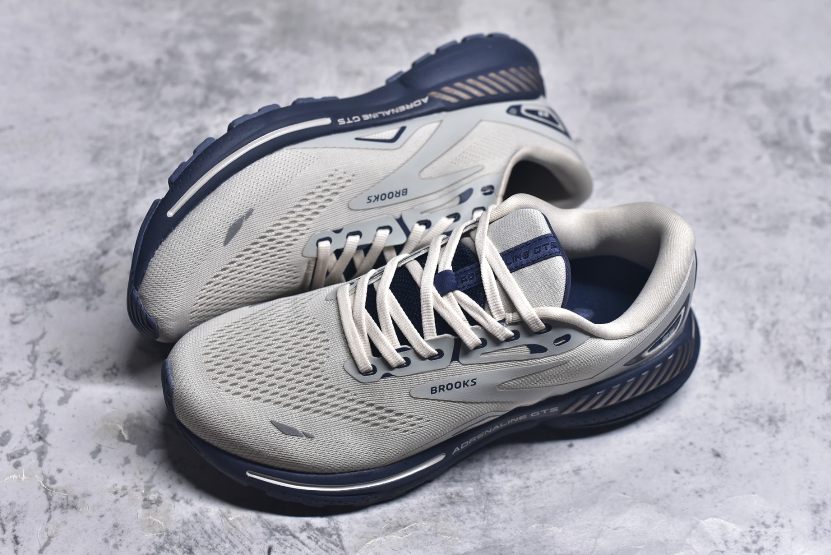 图片[7]-#Brooks布鲁克斯 Adrenaline GTS 23 舒适时尚减震透气低帮休闲跑步鞋 Brooks 四大跑鞋之一 百年品牌 跑鞋从外形上基本就能判断这是一款速度跑鞋 简洁干练的外形结构和极强的运动流线型看着非常有速度感 上脚的第一感觉是非常轻 美码9码的鞋单只206g不到 从个人偏好来说 200g左右的竞速鞋最具安全感 鞋面采用单层网布 很薄 前掌使用了大量开放式网眼 排气直接快速 透气性上乘 鞋舌也是轻量化设计 仅为一层麂皮 和脚背完美贴合 鞋舌中央有个防偏穿孔 从实际穿着来看 通常鞋舌都是外偏 如果是防偏穿孔位于中心 防偏效果其实并不十分有效 如果采用趋外侧的偏心设计更有效 鞋帮泡棉填充量不大 但非常紧凑 贴合舒适 包裹稳固 内置硬质TPU保证必要的稳定性 跑鞋中底采用的是DNA FLASH科技材料 DNA FLASH中底科技 是Brooks第一款将氮气注入中底的创新科技 主要原理是借助“超临界流体”发泡技术 将液态氮稳定的转化为气态氮 并使其均匀地形成无数紧密贴合的密闭式气囊结构 尺码：36 36.5 37.5 38 38.5 39 40 40.5 41 42 42.5 43 44 44.5 45-选品中心