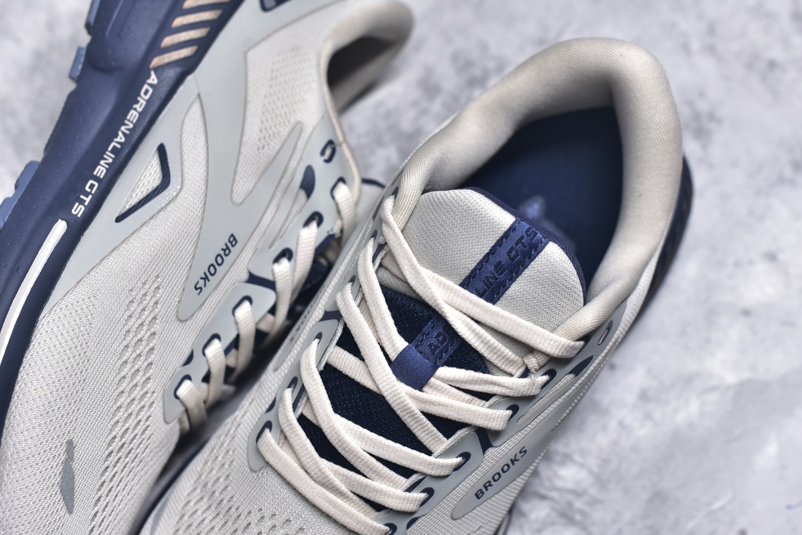 图片[9]-#Brooks布鲁克斯 Adrenaline GTS 23 舒适时尚减震透气低帮休闲跑步鞋 Brooks 四大跑鞋之一 百年品牌 跑鞋从外形上基本就能判断这是一款速度跑鞋 简洁干练的外形结构和极强的运动流线型看着非常有速度感 上脚的第一感觉是非常轻 美码9码的鞋单只206g不到 从个人偏好来说 200g左右的竞速鞋最具安全感 鞋面采用单层网布 很薄 前掌使用了大量开放式网眼 排气直接快速 透气性上乘 鞋舌也是轻量化设计 仅为一层麂皮 和脚背完美贴合 鞋舌中央有个防偏穿孔 从实际穿着来看 通常鞋舌都是外偏 如果是防偏穿孔位于中心 防偏效果其实并不十分有效 如果采用趋外侧的偏心设计更有效 鞋帮泡棉填充量不大 但非常紧凑 贴合舒适 包裹稳固 内置硬质TPU保证必要的稳定性 跑鞋中底采用的是DNA FLASH科技材料 DNA FLASH中底科技 是Brooks第一款将氮气注入中底的创新科技 主要原理是借助“超临界流体”发泡技术 将液态氮稳定的转化为气态氮 并使其均匀地形成无数紧密贴合的密闭式气囊结构 尺码：36 36.5 37.5 38 38.5 39 40 40.5 41 42 42.5 43 44 44.5 45-选品中心
