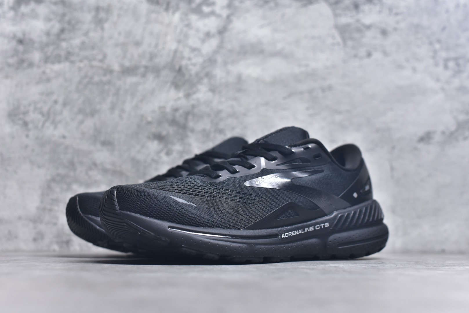 图片[2]-#Brooks布鲁克斯 Adrenaline GTS 23 舒适时尚减震透气低帮休闲跑步鞋 Brooks 四大跑鞋之一 百年品牌 跑鞋从外形上基本就能判断这是一款速度跑鞋 简洁干练的外形结构和极强的运动流线型看着非常有速度感 上脚的第一感觉是非常轻 美码9码的鞋单只206g不到 从个人偏好来说 200g左右的竞速鞋最具安全感 鞋面采用单层网布 很薄 前掌使用了大量开放式网眼 排气直接快速 透气性上乘 鞋舌也是轻量化设计 仅为一层麂皮 和脚背完美贴合 鞋舌中央有个防偏穿孔 从实际穿着来看 通常鞋舌都是外偏 如果是防偏穿孔位于中心 防偏效果其实并不十分有效 如果采用趋外侧的偏心设计更有效 鞋帮泡棉填充量不大 但非常紧凑 贴合舒适 包裹稳固 内置硬质TPU保证必要的稳定性 跑鞋中底采用的是DNA FLASH科技材料 DNA FLASH中底科技 是Brooks第一款将氮气注入中底的创新科技 主要原理是借助“超临界流体”发泡技术 将液态氮稳定的转化为气态氮 并使其均匀地形成无数紧密贴合的密闭式气囊结构 尺码：36 36.5 37.5 38 38.5 39 40 40.5 41 42 42.5 43 44 44.5 45-选品中心