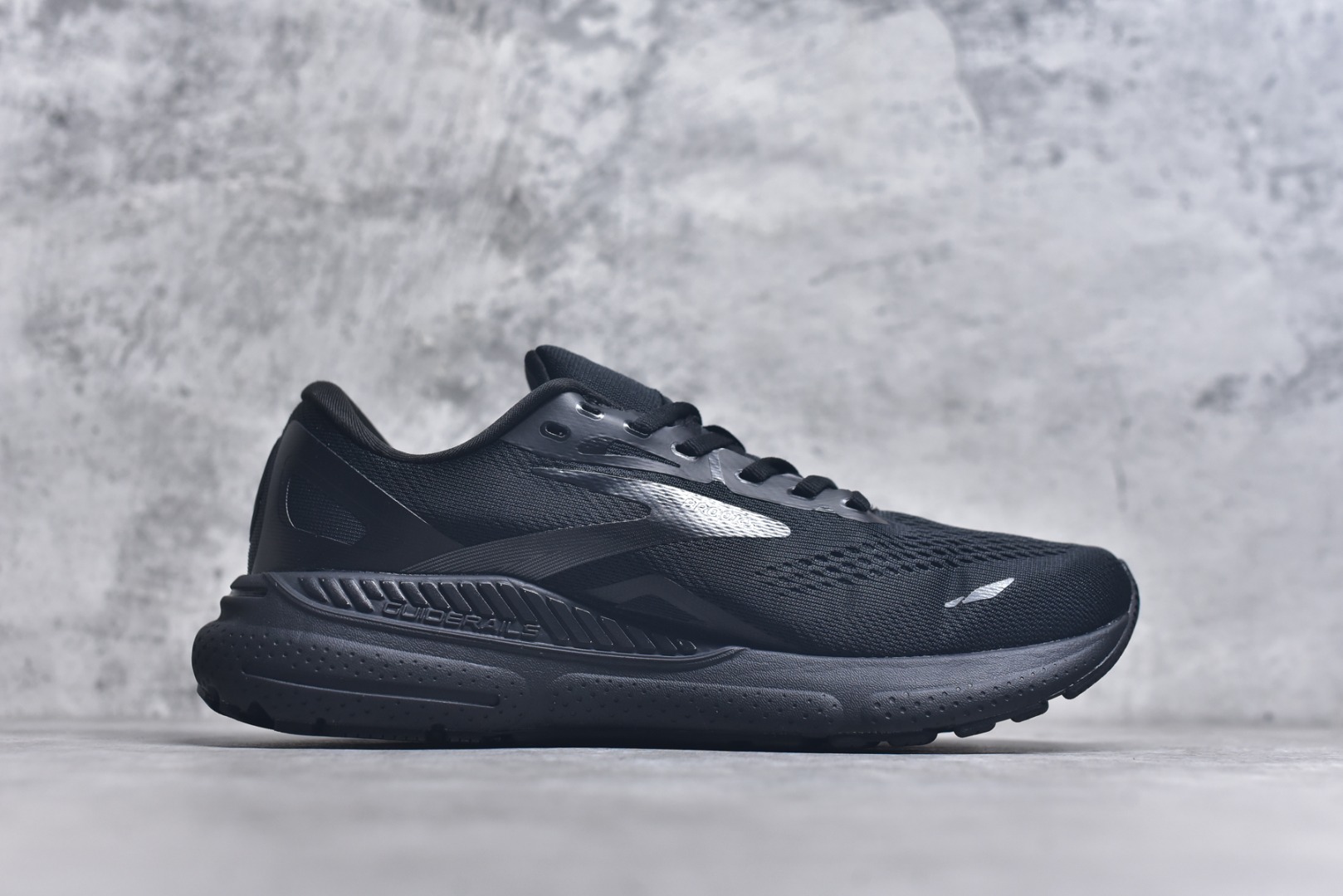 图片[3]-#Brooks布鲁克斯 Adrenaline GTS 23 舒适时尚减震透气低帮休闲跑步鞋 Brooks 四大跑鞋之一 百年品牌 跑鞋从外形上基本就能判断这是一款速度跑鞋 简洁干练的外形结构和极强的运动流线型看着非常有速度感 上脚的第一感觉是非常轻 美码9码的鞋单只206g不到 从个人偏好来说 200g左右的竞速鞋最具安全感 鞋面采用单层网布 很薄 前掌使用了大量开放式网眼 排气直接快速 透气性上乘 鞋舌也是轻量化设计 仅为一层麂皮 和脚背完美贴合 鞋舌中央有个防偏穿孔 从实际穿着来看 通常鞋舌都是外偏 如果是防偏穿孔位于中心 防偏效果其实并不十分有效 如果采用趋外侧的偏心设计更有效 鞋帮泡棉填充量不大 但非常紧凑 贴合舒适 包裹稳固 内置硬质TPU保证必要的稳定性 跑鞋中底采用的是DNA FLASH科技材料 DNA FLASH中底科技 是Brooks第一款将氮气注入中底的创新科技 主要原理是借助“超临界流体”发泡技术 将液态氮稳定的转化为气态氮 并使其均匀地形成无数紧密贴合的密闭式气囊结构 尺码：36 36.5 37.5 38 38.5 39 40 40.5 41 42 42.5 43 44 44.5 45-选品中心