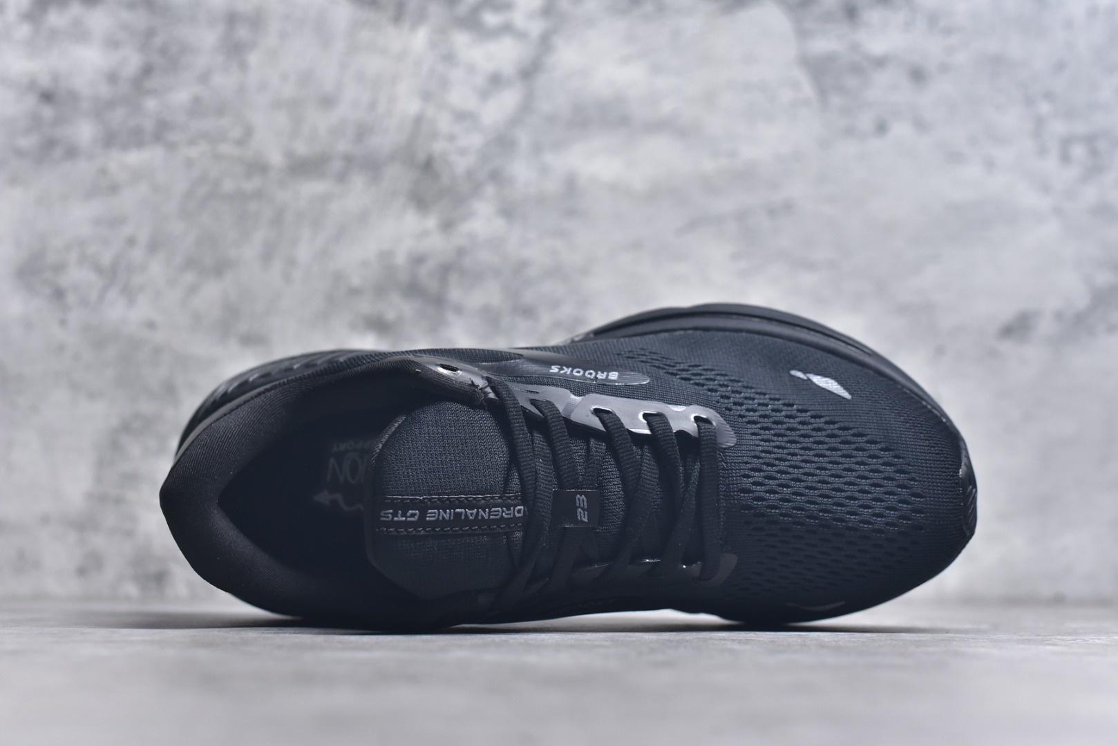 图片[4]-#Brooks布鲁克斯 Adrenaline GTS 23 舒适时尚减震透气低帮休闲跑步鞋 Brooks 四大跑鞋之一 百年品牌 跑鞋从外形上基本就能判断这是一款速度跑鞋 简洁干练的外形结构和极强的运动流线型看着非常有速度感 上脚的第一感觉是非常轻 美码9码的鞋单只206g不到 从个人偏好来说 200g左右的竞速鞋最具安全感 鞋面采用单层网布 很薄 前掌使用了大量开放式网眼 排气直接快速 透气性上乘 鞋舌也是轻量化设计 仅为一层麂皮 和脚背完美贴合 鞋舌中央有个防偏穿孔 从实际穿着来看 通常鞋舌都是外偏 如果是防偏穿孔位于中心 防偏效果其实并不十分有效 如果采用趋外侧的偏心设计更有效 鞋帮泡棉填充量不大 但非常紧凑 贴合舒适 包裹稳固 内置硬质TPU保证必要的稳定性 跑鞋中底采用的是DNA FLASH科技材料 DNA FLASH中底科技 是Brooks第一款将氮气注入中底的创新科技 主要原理是借助“超临界流体”发泡技术 将液态氮稳定的转化为气态氮 并使其均匀地形成无数紧密贴合的密闭式气囊结构 尺码：36 36.5 37.5 38 38.5 39 40 40.5 41 42 42.5 43 44 44.5 45-选品中心