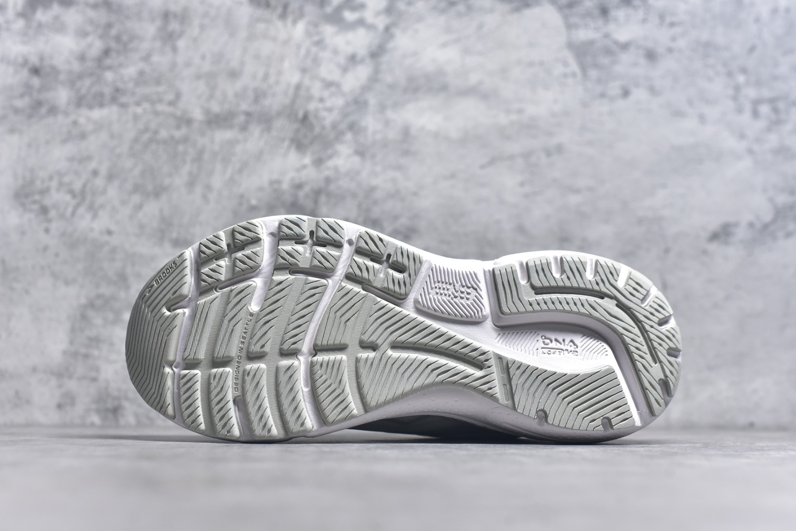 图片[6]-#Brooks布鲁克斯 Adrenaline GTS 23 舒适时尚减震透气低帮休闲跑步鞋 Brooks 四大跑鞋之一 百年品牌 跑鞋从外形上基本就能判断这是一款速度跑鞋 简洁干练的外形结构和极强的运动流线型看着非常有速度感 上脚的第一感觉是非常轻 美码9码的鞋单只206g不到 从个人偏好来说 200g左右的竞速鞋最具安全感 鞋面采用单层网布 很薄 前掌使用了大量开放式网眼 排气直接快速 透气性上乘 鞋舌也是轻量化设计 仅为一层麂皮 和脚背完美贴合 鞋舌中央有个防偏穿孔 从实际穿着来看 通常鞋舌都是外偏 如果是防偏穿孔位于中心 防偏效果其实并不十分有效 如果采用趋外侧的偏心设计更有效 鞋帮泡棉填充量不大 但非常紧凑 贴合舒适 包裹稳固 内置硬质TPU保证必要的稳定性 跑鞋中底采用的是DNA FLASH科技材料 DNA FLASH中底科技 是Brooks第一款将氮气注入中底的创新科技 主要原理是借助“超临界流体”发泡技术 将液态氮稳定的转化为气态氮 并使其均匀地形成无数紧密贴合的密闭式气囊结构 尺码：36 36.5 37.5 38 38.5 39 40 40.5 41 42 42.5 43 44 44.5 45-选品中心