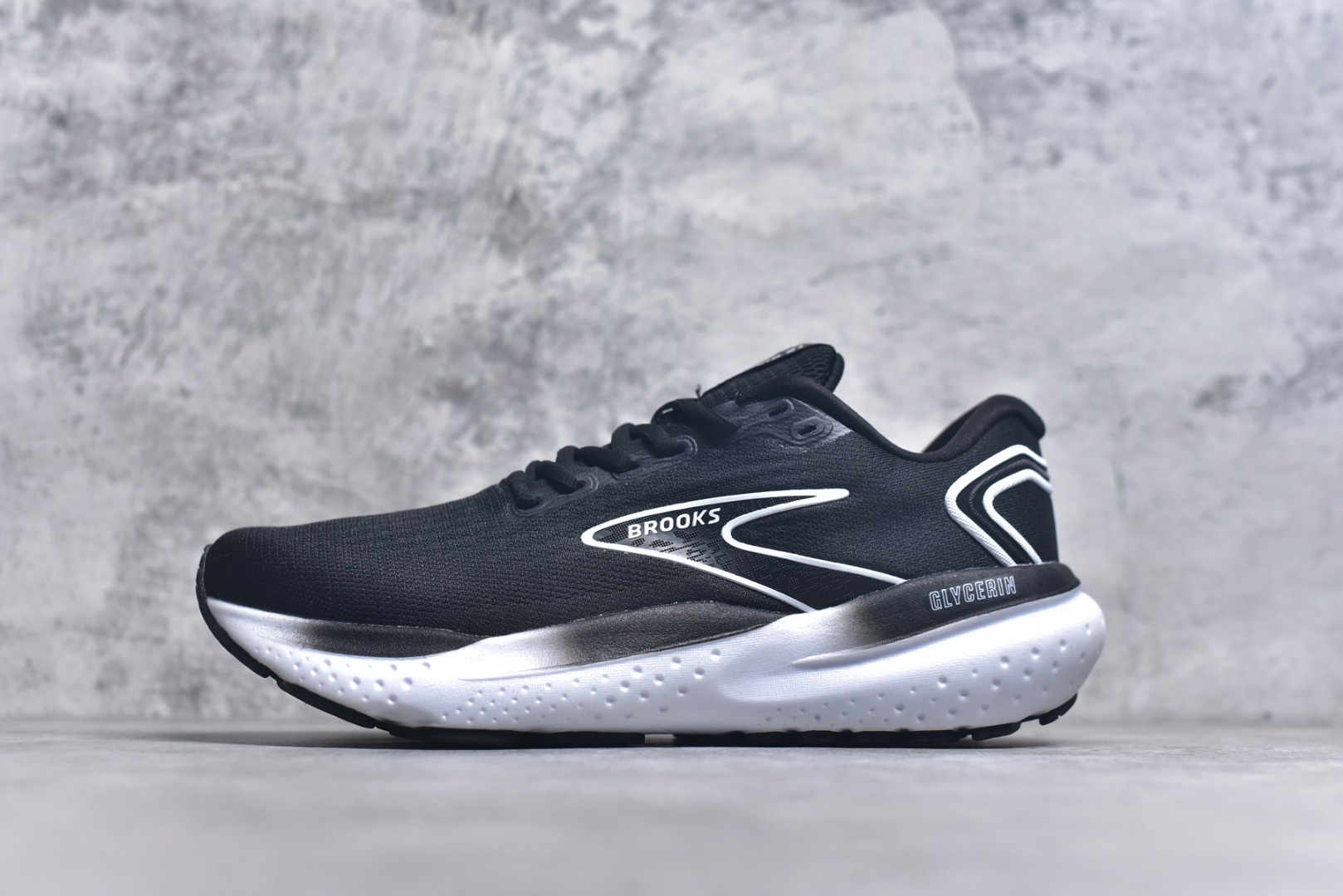 #BROOKS 布鲁克斯 男女子专业缓震跑步鞋Glycerin甘油21运动厚底增高老爹鞋。特别适合大体重和低足弓跑者。相比前一代，21GT的中底略显柔软，跑感稳定，但缺乏高性能中底的活力和弹性，适合后掌跑法。足弓支撑良好，跑步过程中没有明显的不适感，整体表现传统踏实，适合稳定吸收冲击力。 尺码：36-45含半码-选品中心