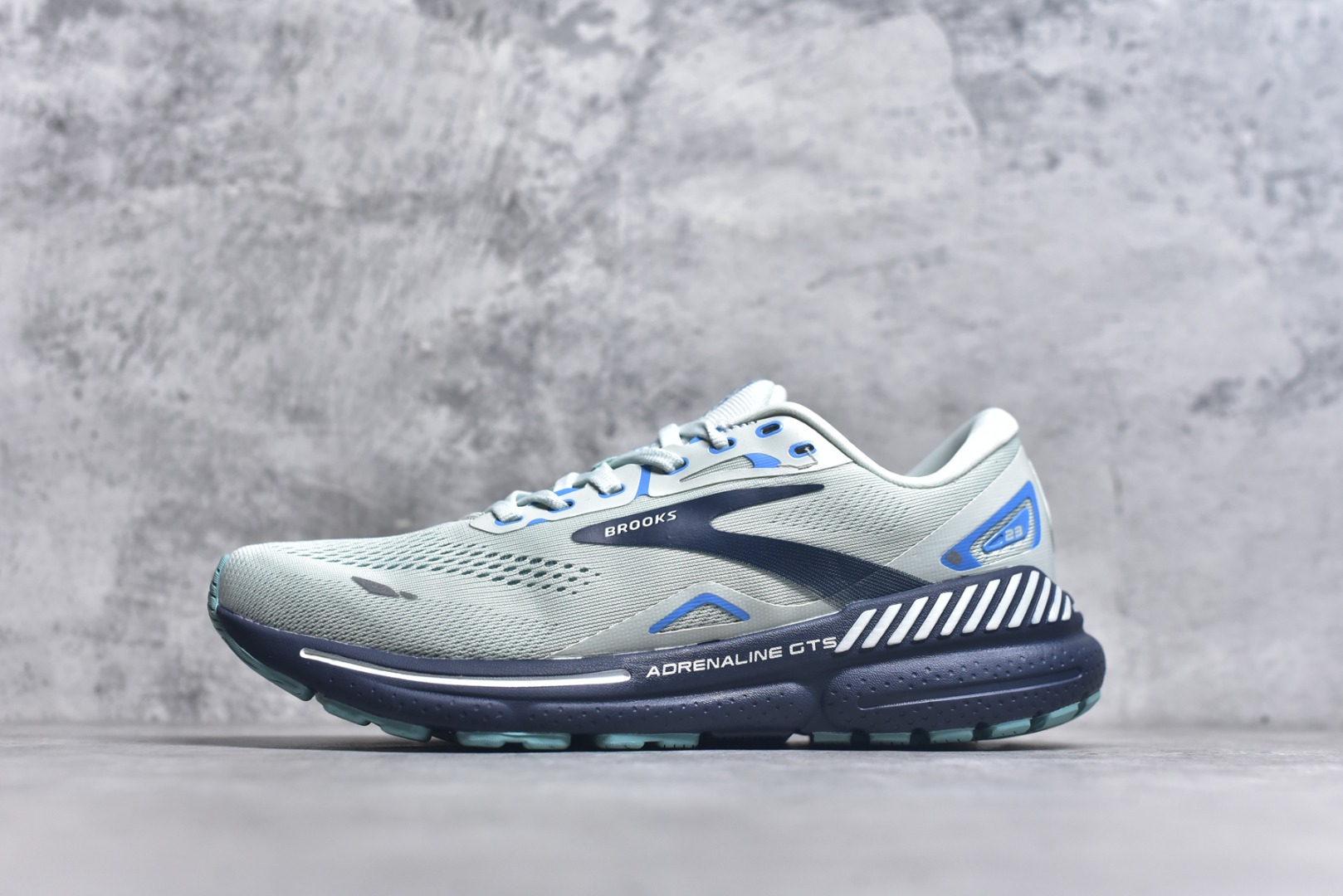 #Brooks布鲁克斯 Adrenaline GTS 23 舒适时尚减震透气低帮休闲跑步鞋 Brooks 四大跑鞋之一 百年品牌 跑鞋从外形上基本就能判断这是一款速度跑鞋 简洁干练的外形结构和极强的运动流线型看着非常有速度感 上脚的第一感觉是非常轻 美码9码的鞋单只206g不到 从个人偏好来说 200g左右的竞速鞋最具安全感 鞋面采用单层网布 很薄 前掌使用了大量开放式网眼 排气直接快速 透气性上乘 鞋舌也是轻量化设计 仅为一层麂皮 和脚背完美贴合 鞋舌中央有个防偏穿孔 从实际穿着来看 通常鞋舌都是外偏 如果是防偏穿孔位于中心 防偏效果其实并不十分有效 如果采用趋外侧的偏心设计更有效 鞋帮泡棉填充量不大 但非常紧凑 贴合舒适 包裹稳固 内置硬质TPU保证必要的稳定性 跑鞋中底采用的是DNA FLASH科技材料 DNA FLASH中底科技 是Brooks第一款将氮气注入中底的创新科技 主要原理是借助“超临界流体”发泡技术 将液态氮稳定的转化为气态氮 并使其均匀地形成无数紧密贴合的密闭式气囊结构 尺码：36 36.5 37.5 38 38.5 39 40 40.5 41 42 42.5 43 44 44.5 45-选品中心